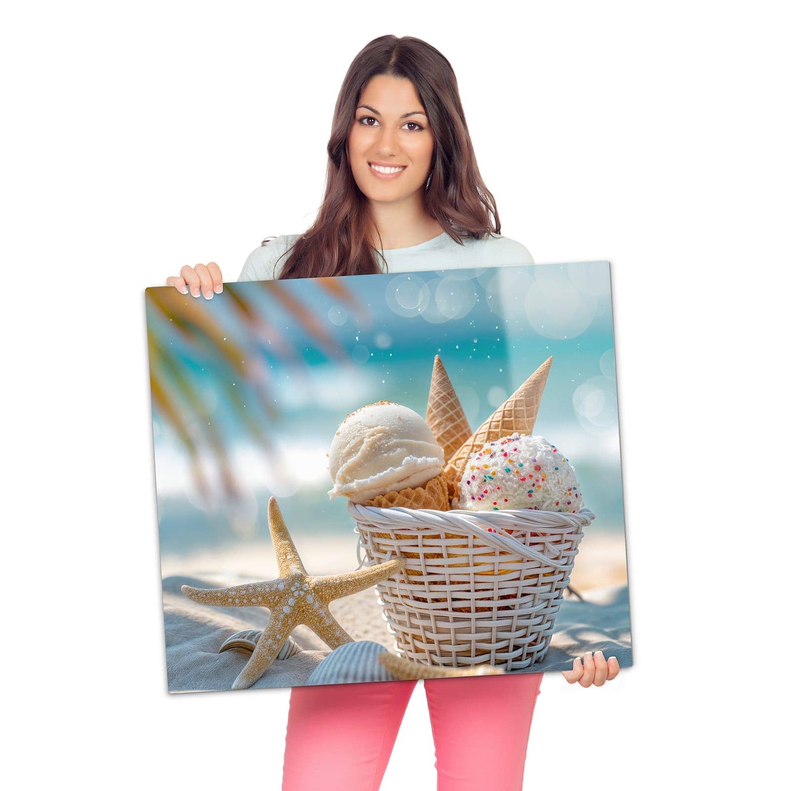 Herdabdeckplatte mit Sommer Eiskörbchen-Motiv wird zur Größendarstellung gehalten
