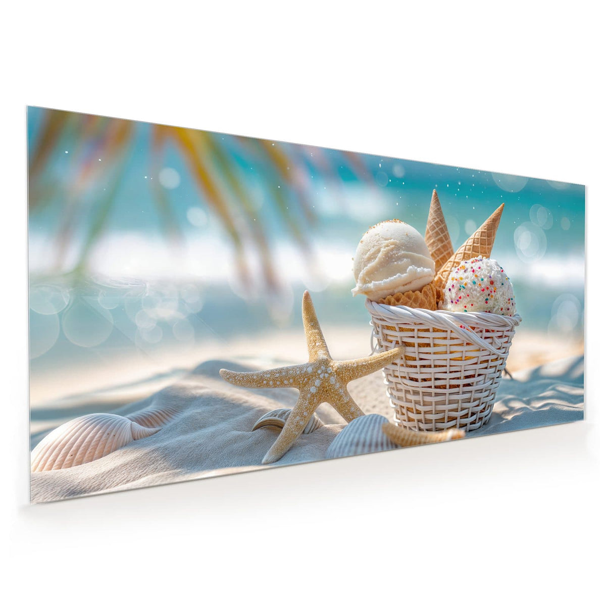Küchenrückwand aus Glas im Hochformat mit Motiv Eiskugeln am Strand: Zwei Eiskugeln mit Waffeln in einem weißen Körbchen im Sand, Seestern und Muscheln