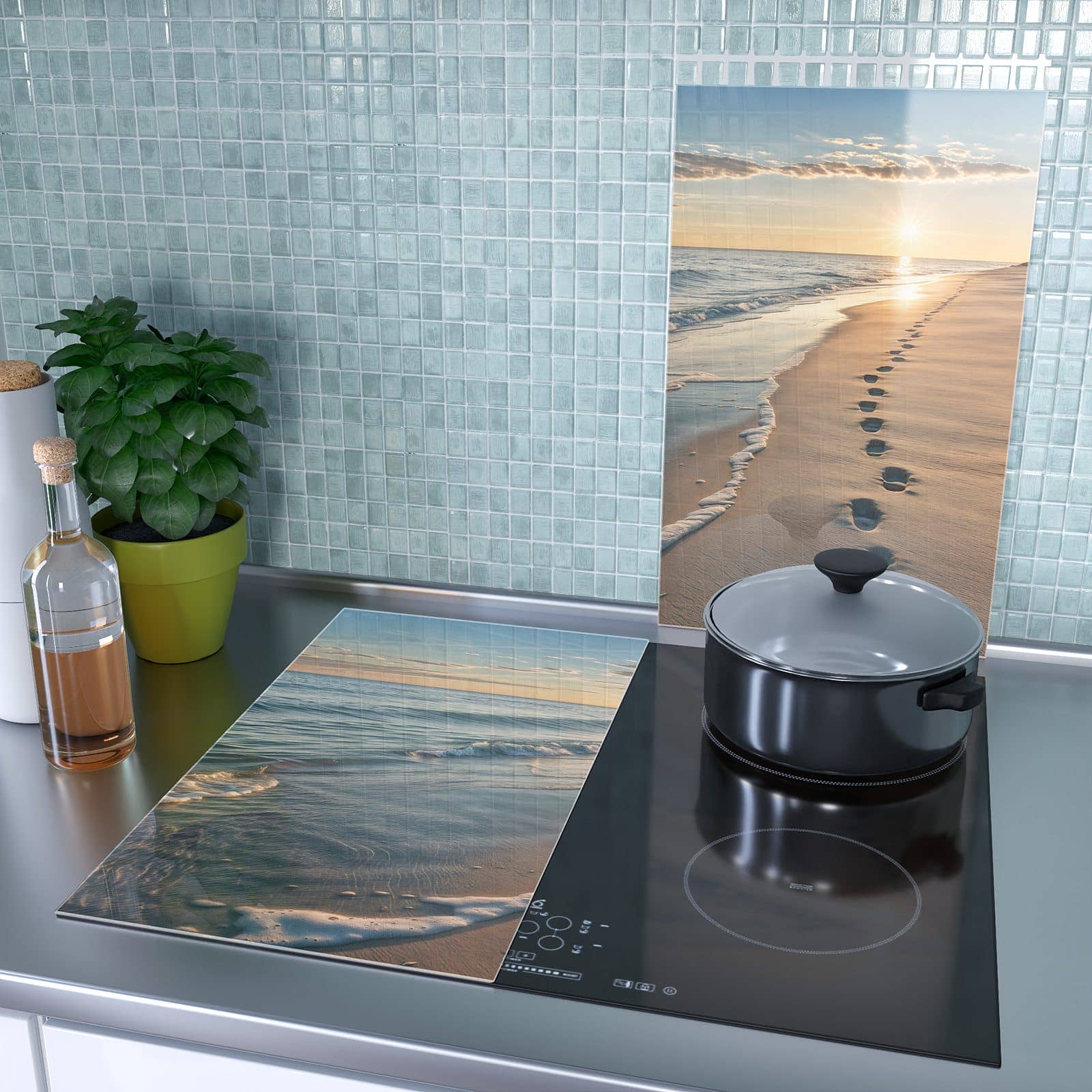 2-teilige Herdabdeckplatte für Ceranfeld mit Strandspuren-Motiv als Spritzschutz hinter dem Kochfeld