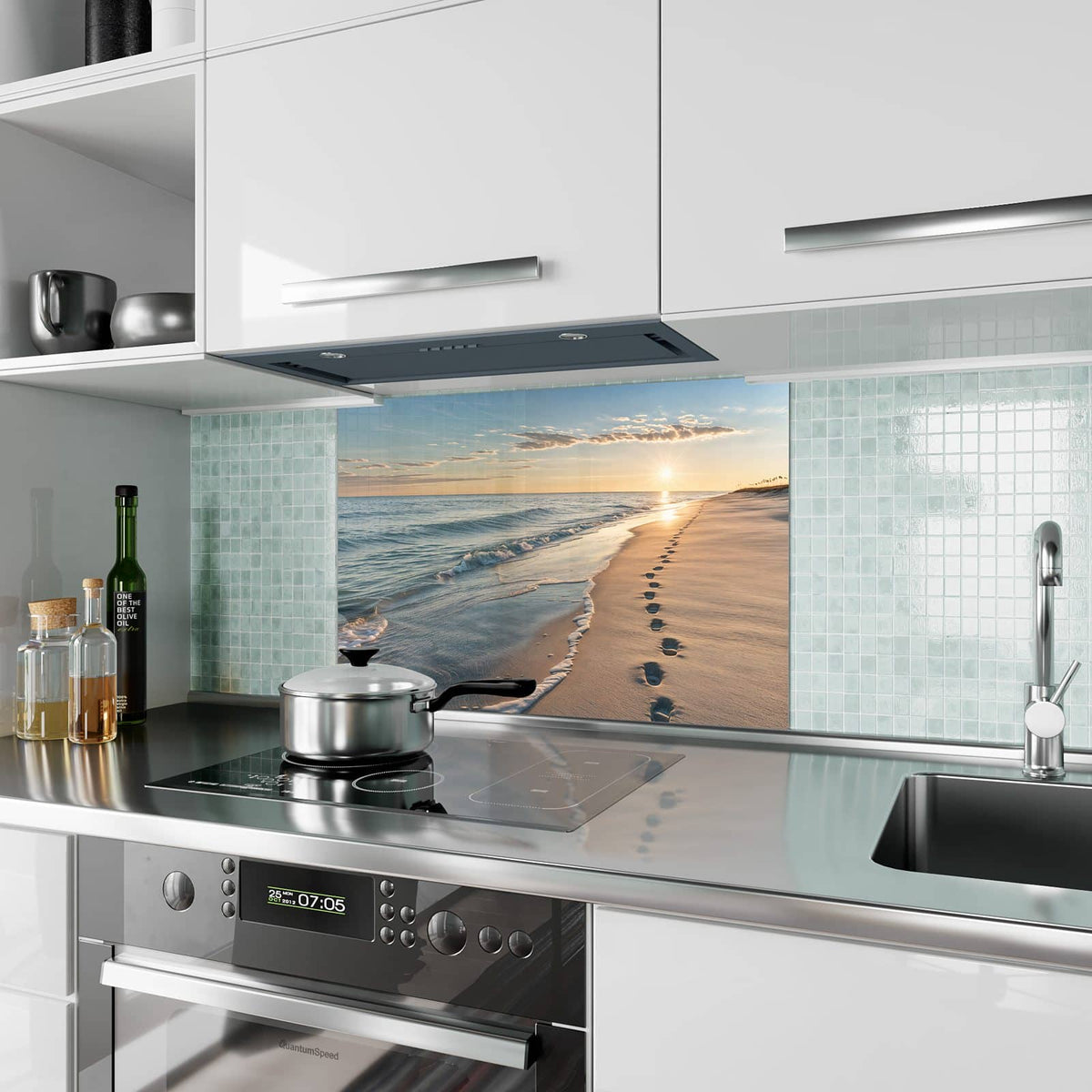 Küchenrückwand aus Glas Spuren im Sand im Hochformat als Spritzschutz hinter dem Kochfeld, über dem Fliesenspiegel montiert