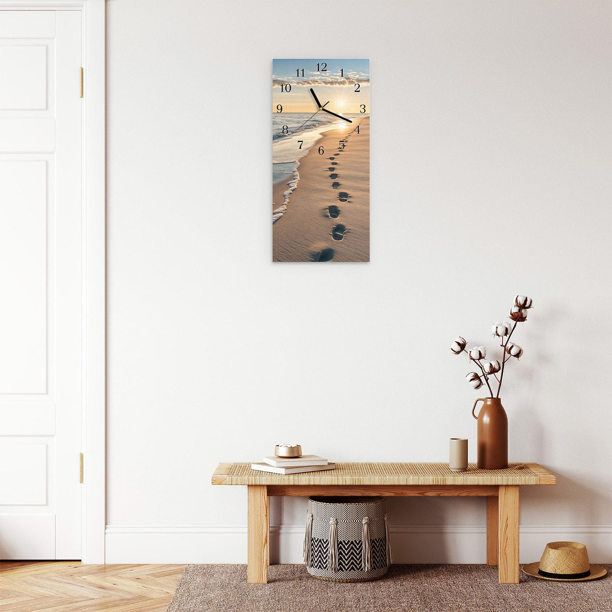 Moderne Wanduhr aus Glas mit Farbtiefe – Wanduhr Strandspuren aus Glas – Hochformat 30 × 60 cm