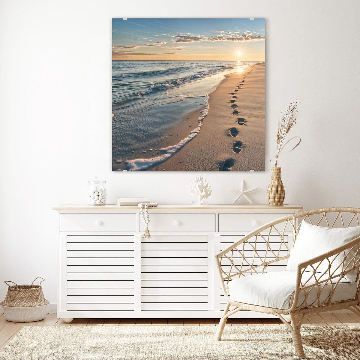 Glasbild Spuren im Sand an der Wand – Fußspuren im Sand entlang der Brandung, tief stehende Sonne über dem Meer