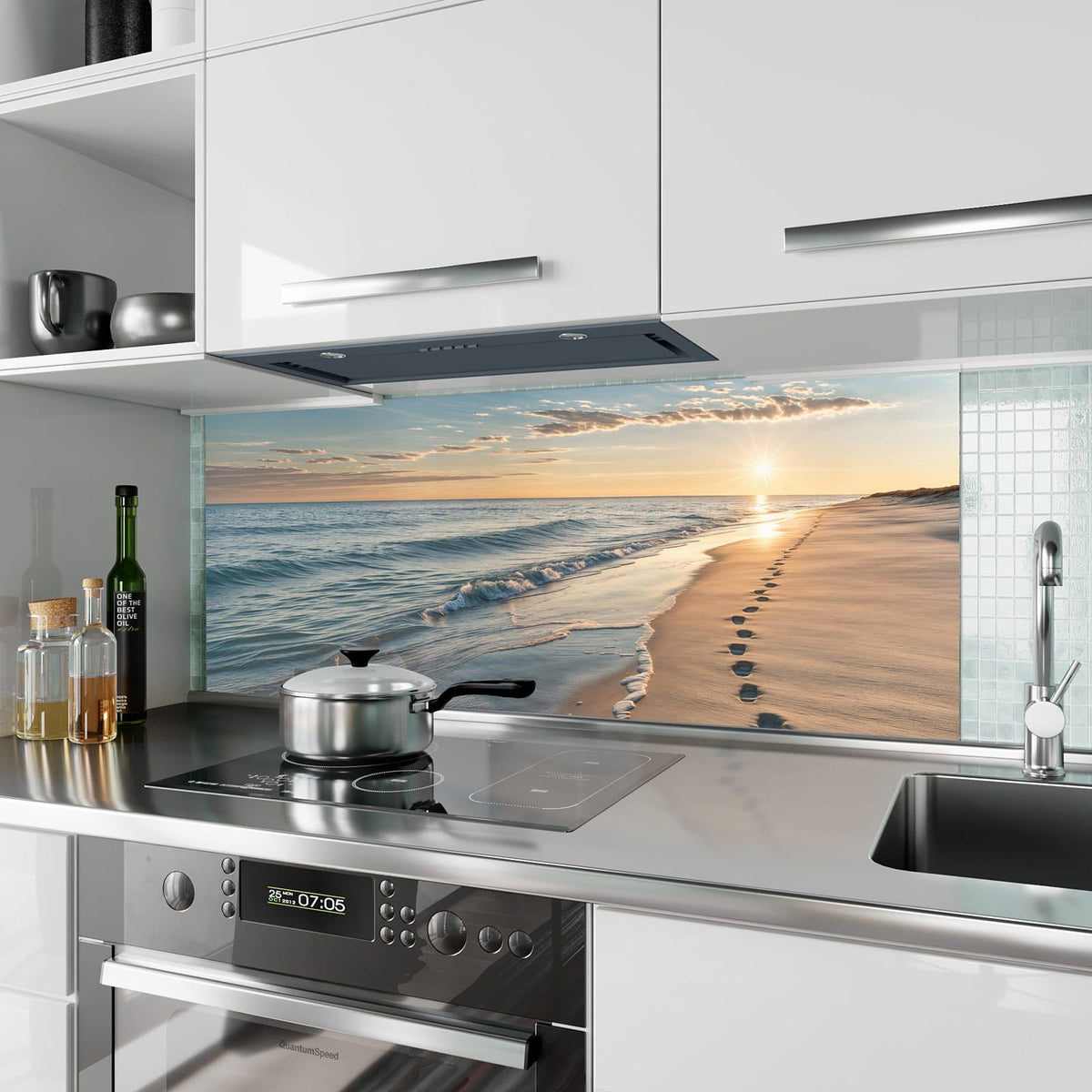 Küchenrückwand aus Glas Spuren im Sand im Hochformat als Spritzschutz hinter dem Kochfeld, über dem Fliesenspiegel montiert