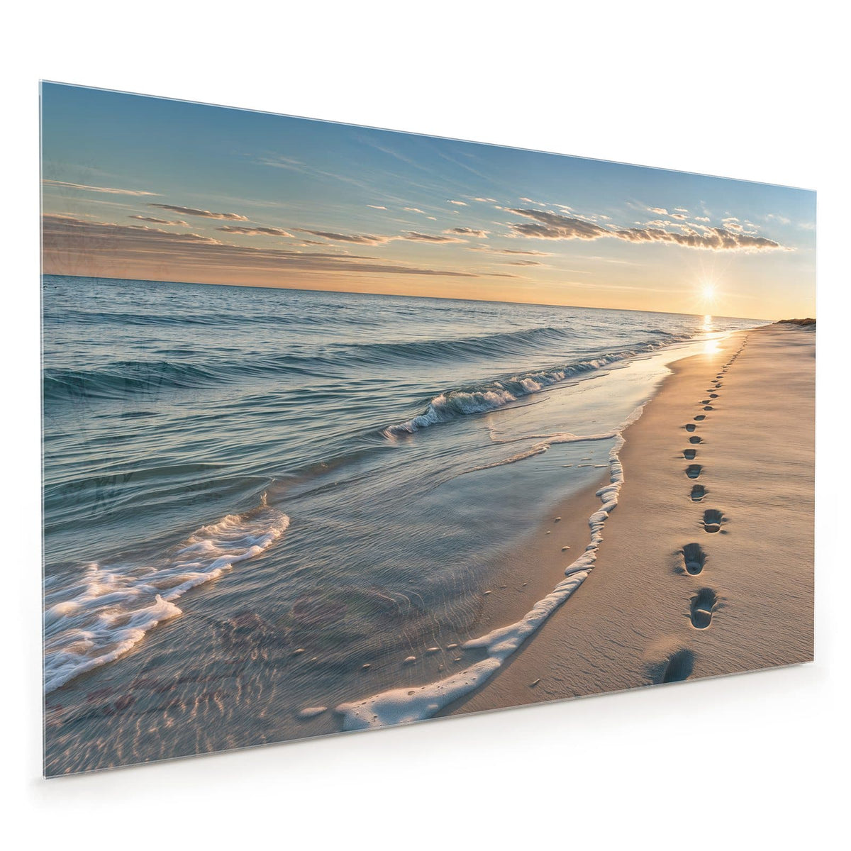 Küchenrückwand aus Glas im Hochformat mit Motiv Spuren im Sand: Fußspuren im Sand entlang der Brandung, tief stehende Sonne über dem Meer