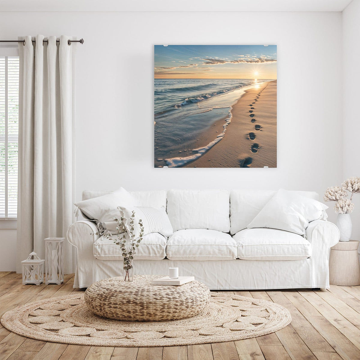 Glasbild Spuren im Sand an der Wand – Fußspuren im Sand entlang der Brandung, tief stehende Sonne über dem Meer