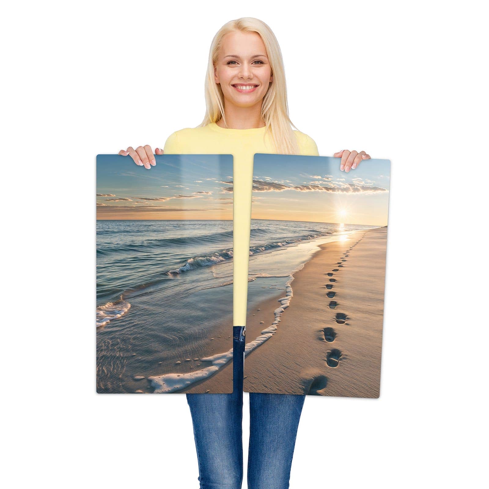 2-teilige Herdabdeckplatte mit Strandspuren-Motiv wird zur Größendarstellung gehalten