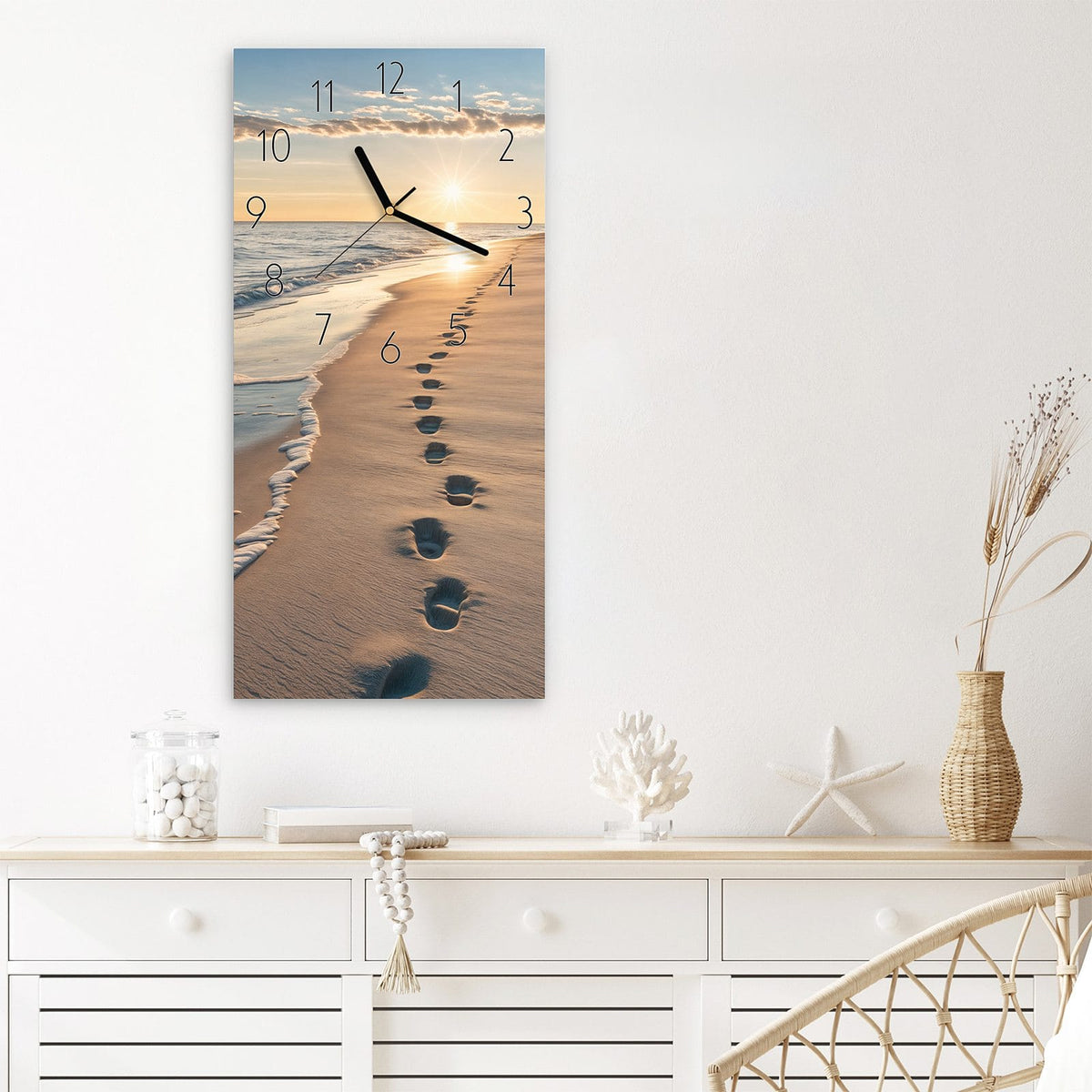 Wanduhr Strandspuren aus Glas – Spuren im Sand bei Abendlicht