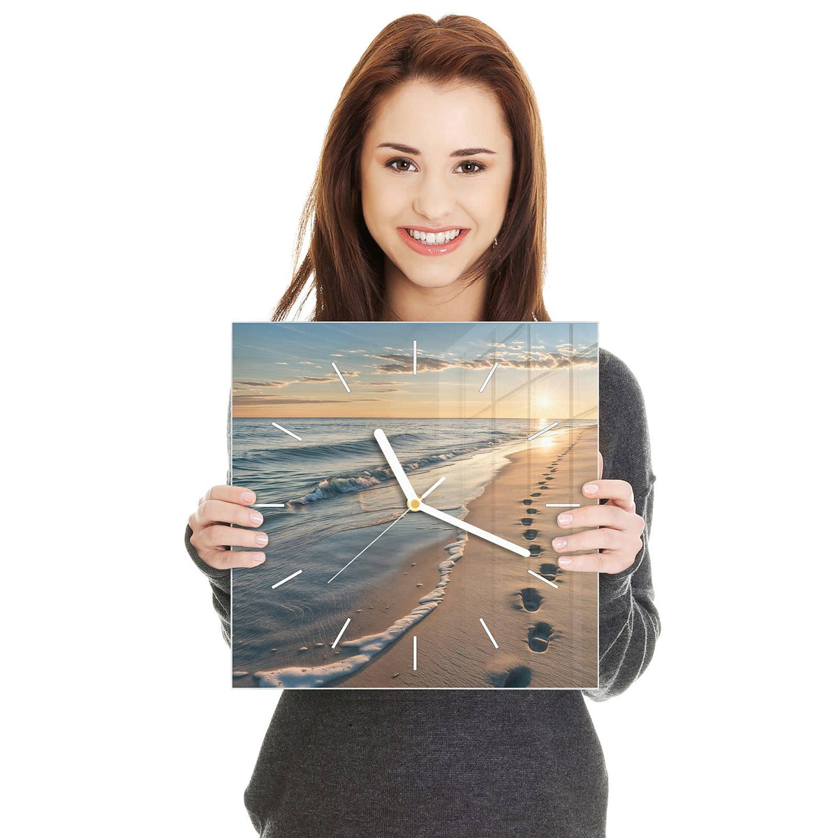 Quadratische Wanduhr aus Glas Spuren im Sand in zwei Händen gehalten – Größenvergleich, 30 × 30 cm