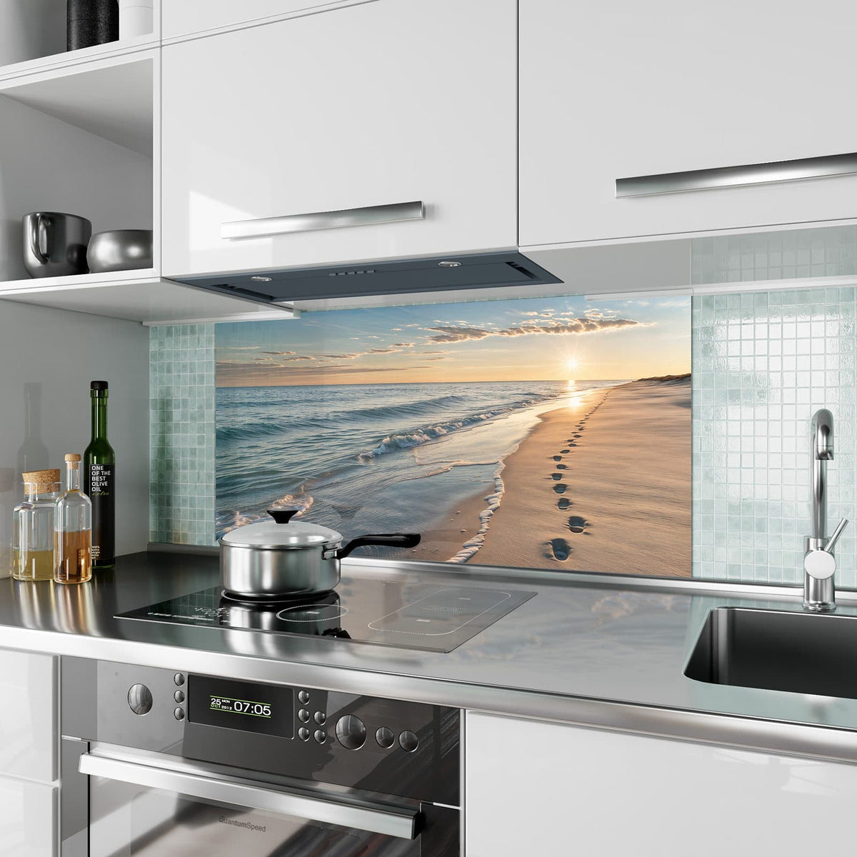 Küchenrückwand aus Glas Spuren im Sand im Hochformat als Spritzschutz hinter dem Kochfeld, über dem Fliesenspiegel montiert