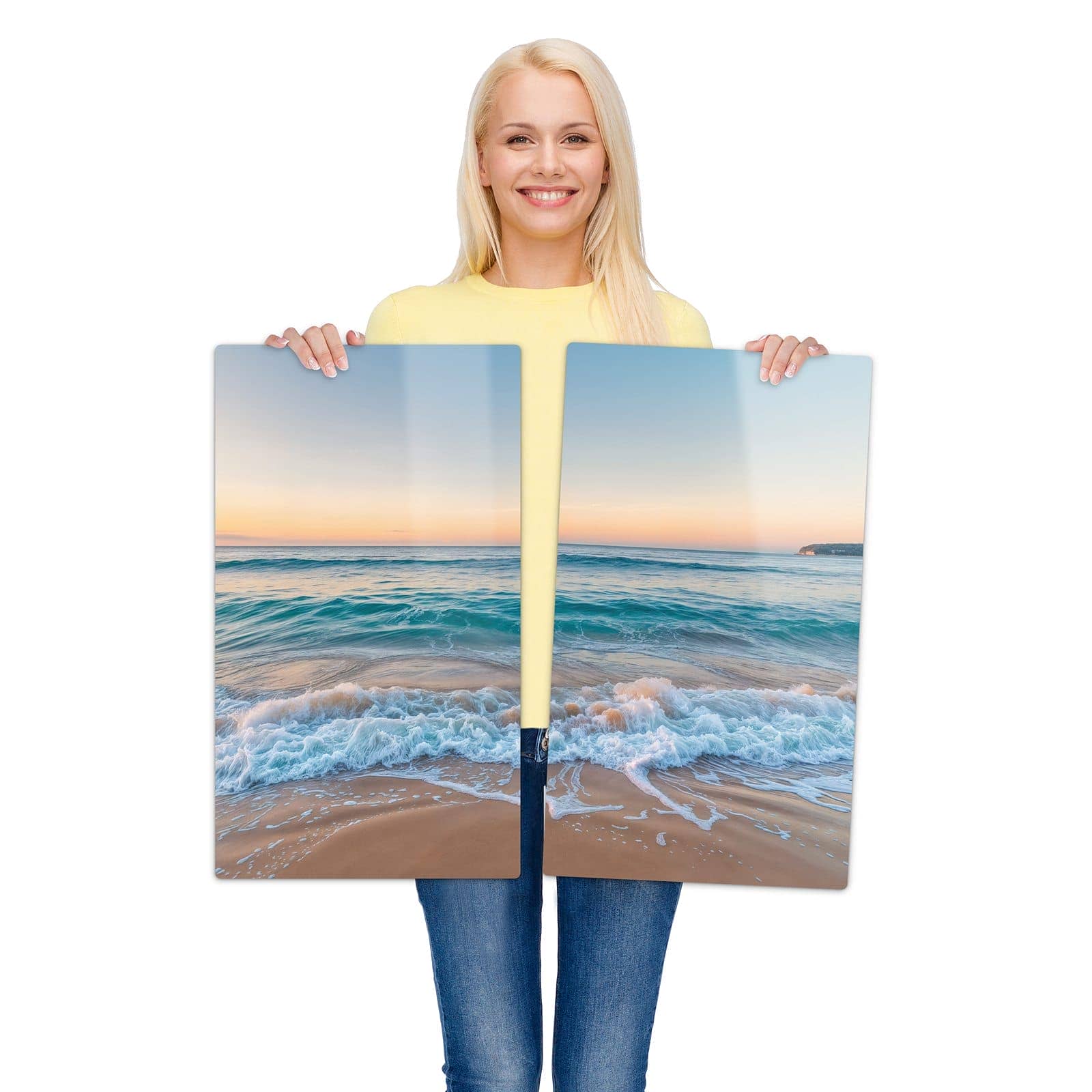 2-teilige Herdabdeckplatte aus Glas mit Strandhorizont-Motiv wird zur Größendarstellung gehalten