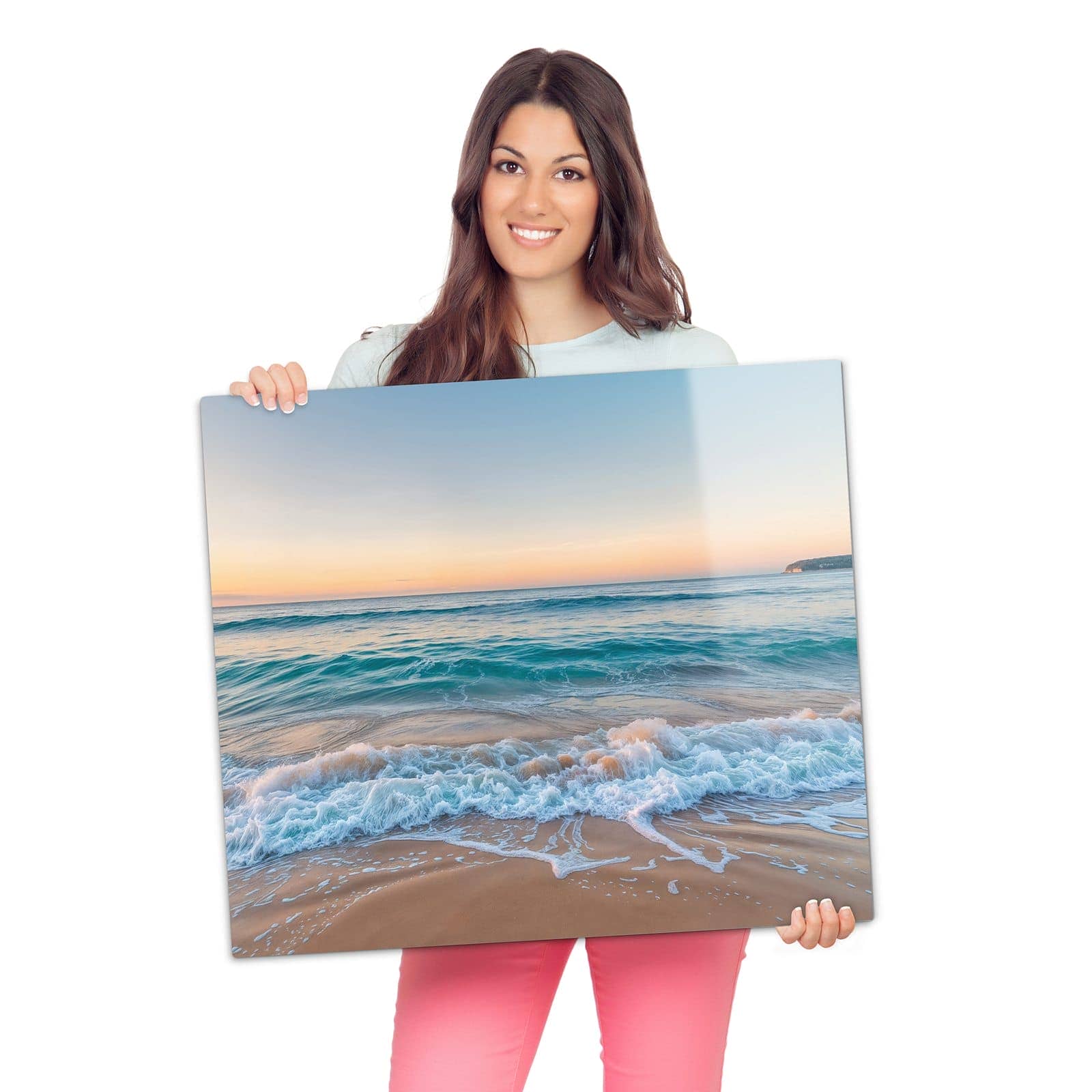 Herdabdeckplatte mit Strandhorizont-Motiv wird zur Größendarstellung gehalten