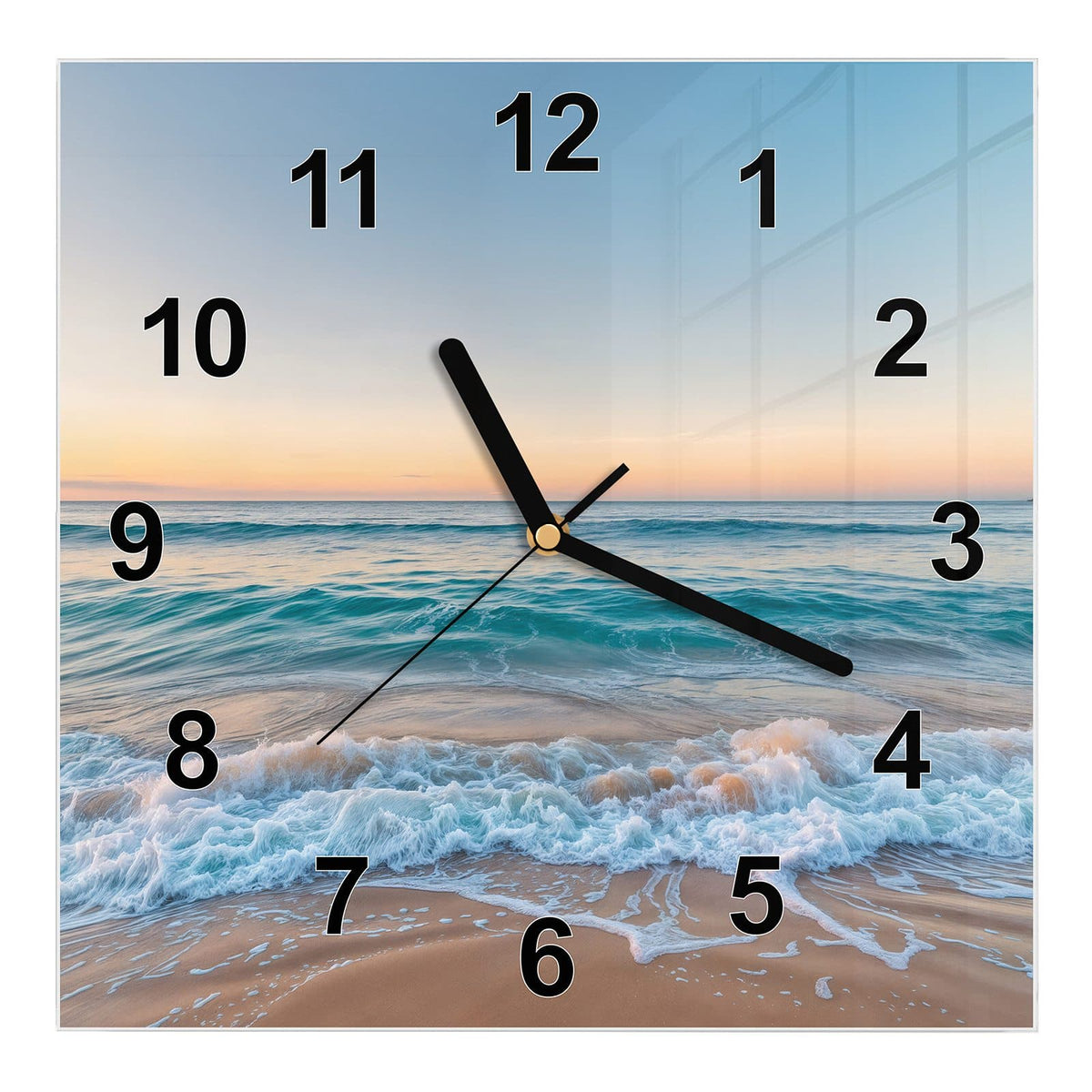 Wanduhr aus Glas, Ziffernblatt Modern mit Motiv Strandhorizont: Türkise Brandung auf goldenem Sand unter wolkenlosem Pastellhimmel, klare Horizontlinie #ziffernblatt_Modern