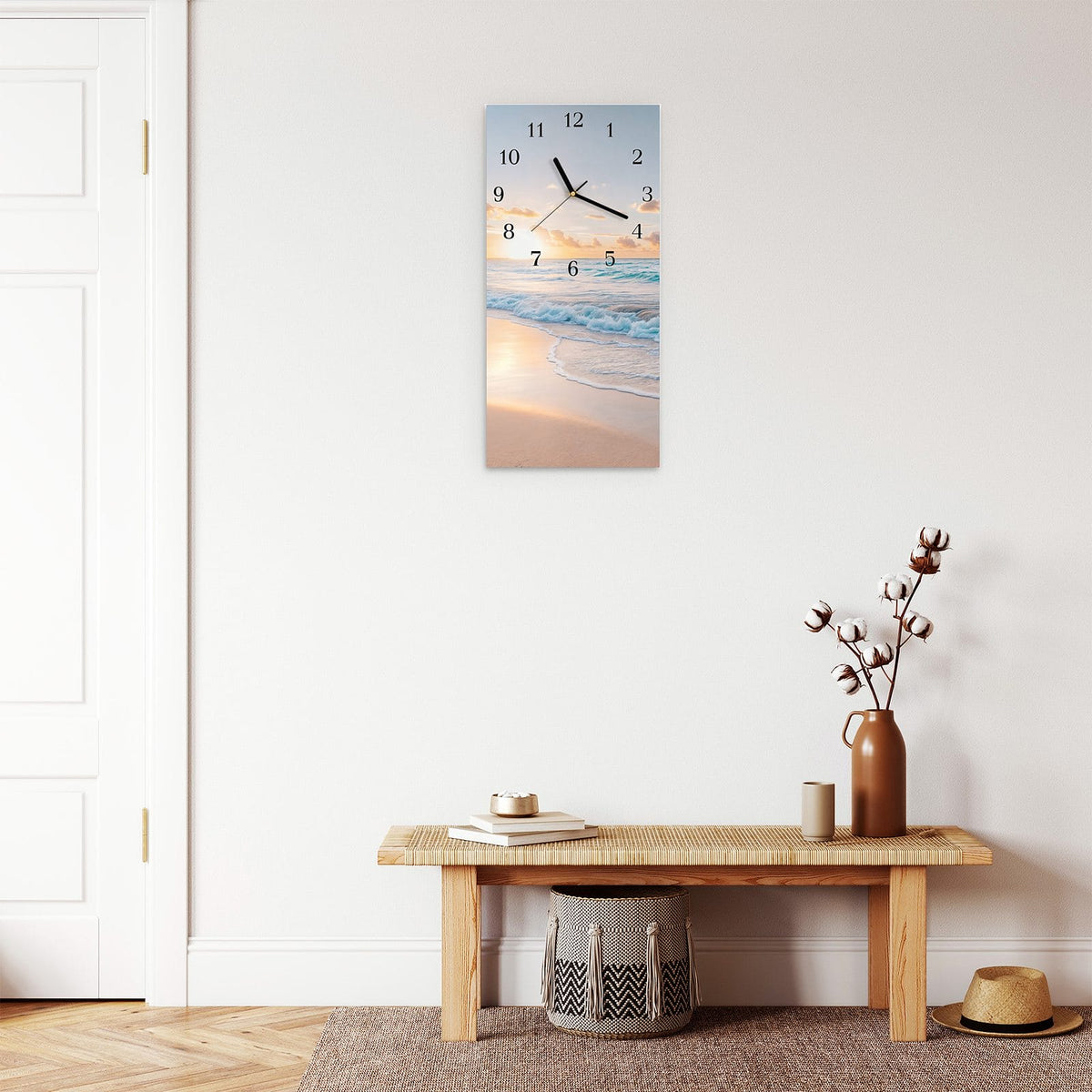 Moderne Wanduhr aus Glas mit Farbtiefe – Wanduhr Sonnenaufgang Strand aus Glas – Hochformat 30 × 60 cm