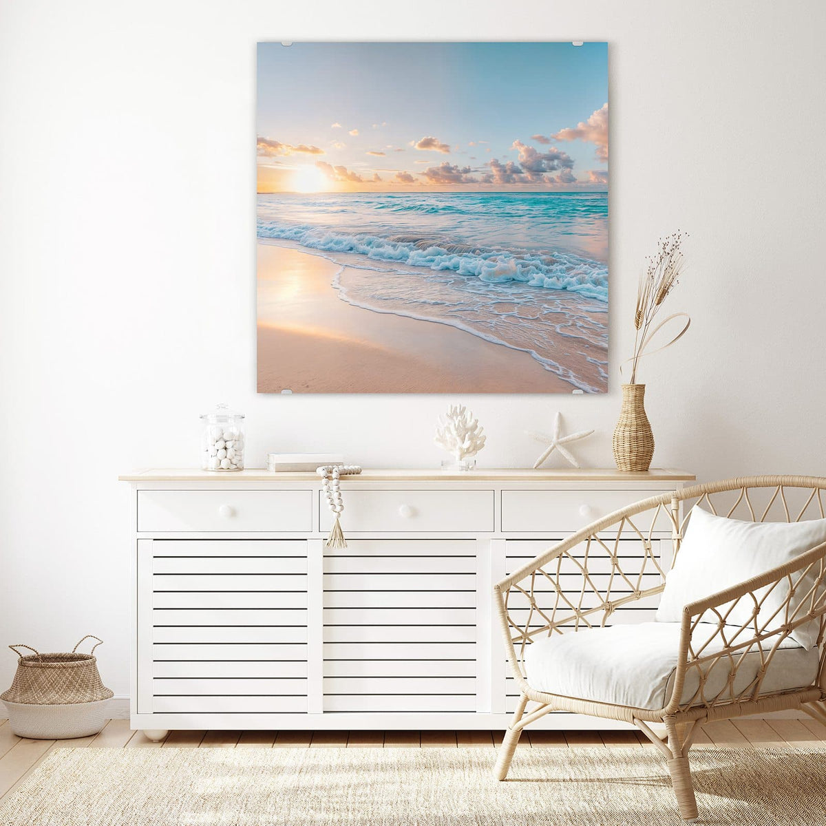 Glasbild Sonnenaufgang am Strand an der Wand – Flacher Sandstrand, tief stehende Sonne über türkisem Wasser, rosa Wolken, auslaufende Schaumkrone