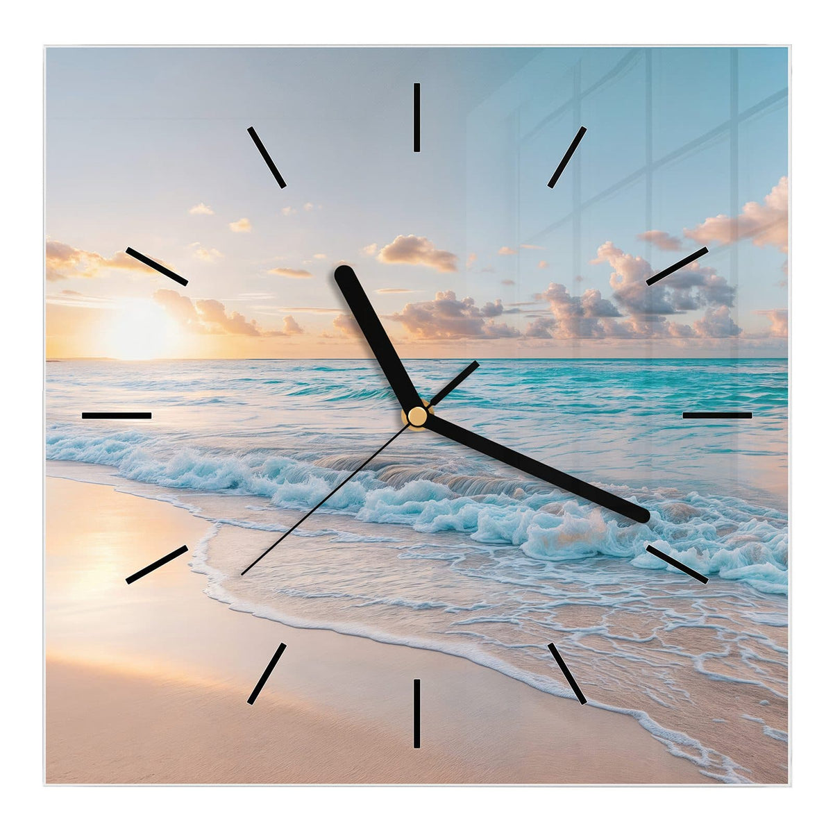 Wanduhr aus Glas, Ziffernblatt Linie mit Motiv Sonnenaufgang am Strand: Flacher Sandstrand, tief stehende Sonne über türkisem Wasser, rosa Wolken