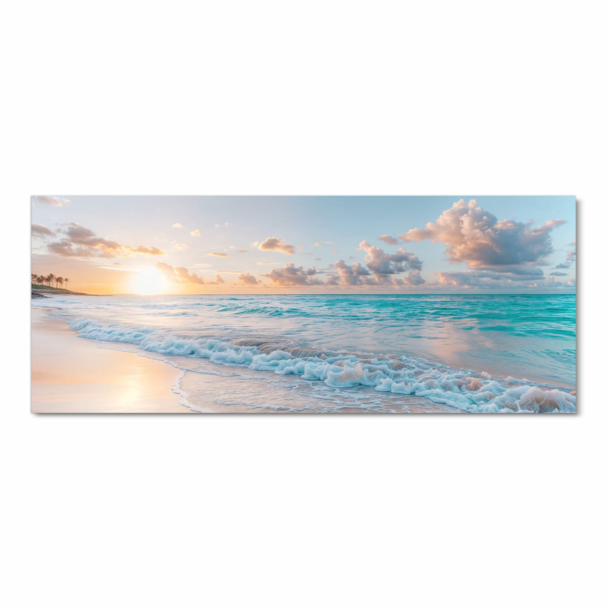Flacher Sandstrand, tief stehende Sonne über türkisem Wasser, rosa Wolken, auslaufende Schaumkrone