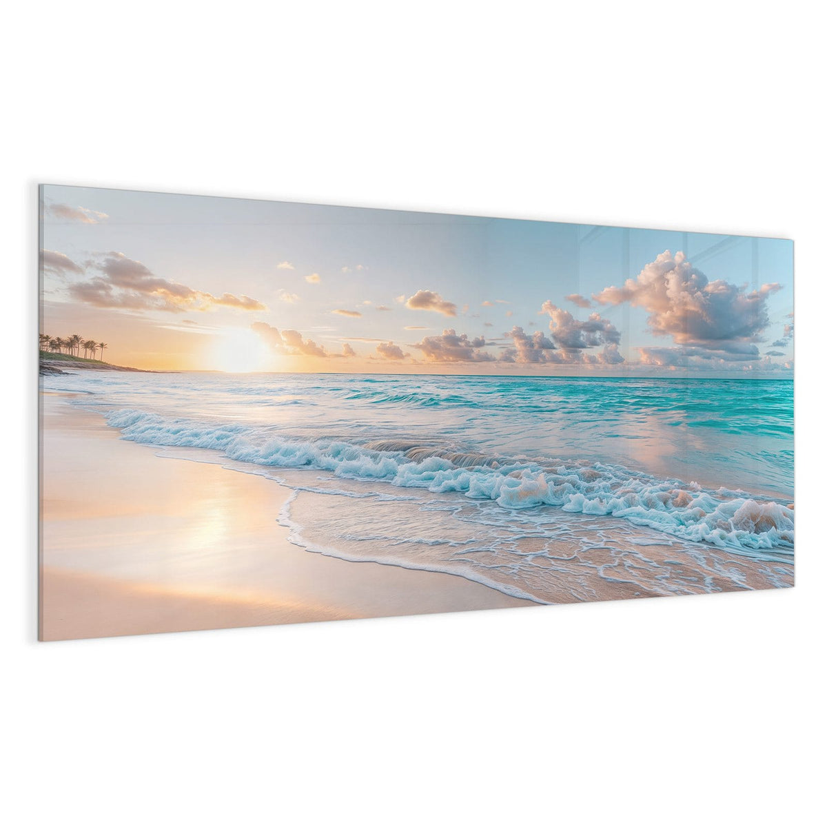 Flacher Sandstrand, tief stehende Sonne über türkisem Wasser, rosa Wolken, auslaufende Schaumkrone