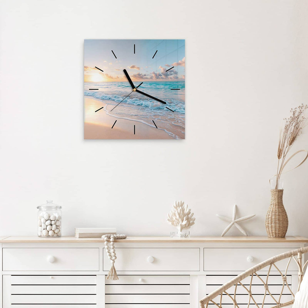 Quadratische Wanduhr aus Glas Sonnenaufgang am Strand mit Ziffernblatt Linie über einem weißen Sideboard