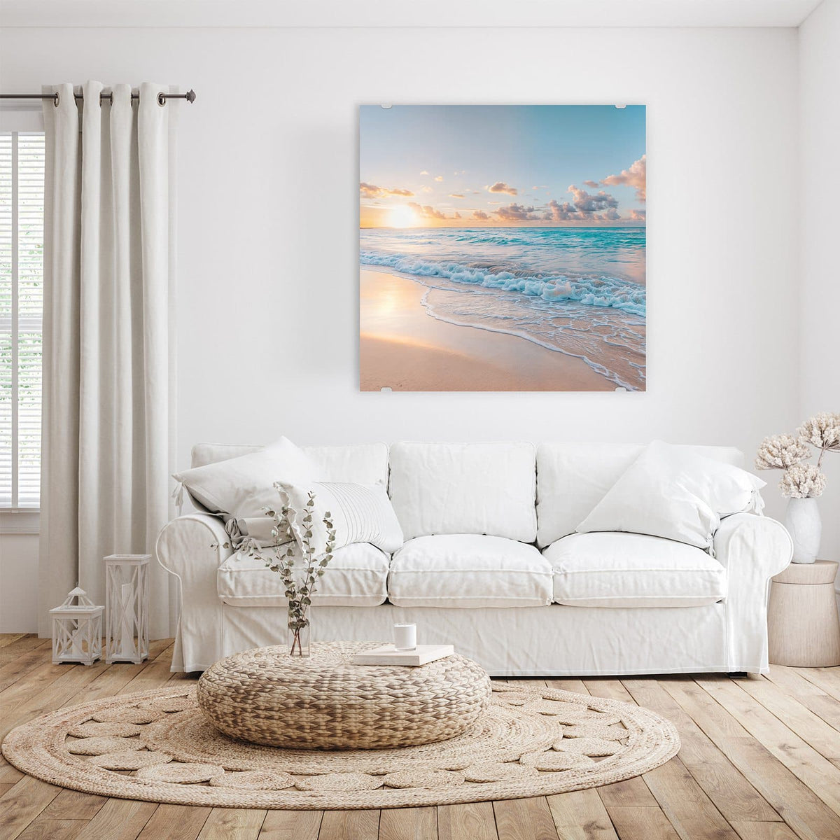 Glasbild Sonnenaufgang am Strand an der Wand – Flacher Sandstrand, tief stehende Sonne über türkisem Wasser, rosa Wolken, auslaufende Schaumkrone