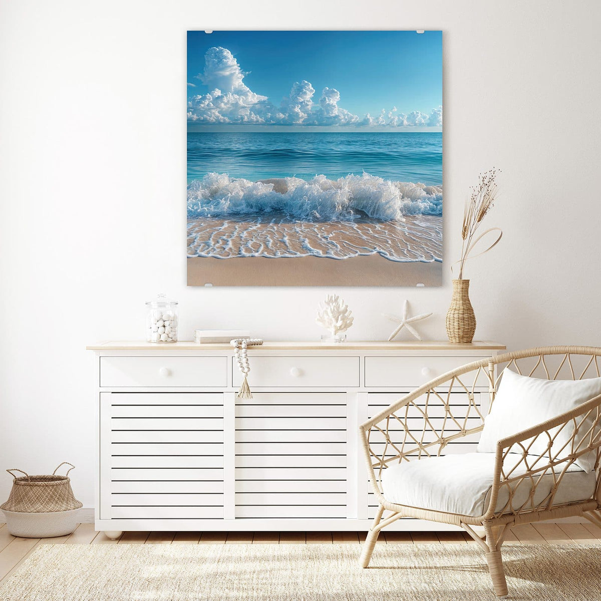 Glasbild Brandung unter Wolken an der Wand – Brandung läuft auf hellen Sand, dahinter türkises Meer und dicke Quellwolken