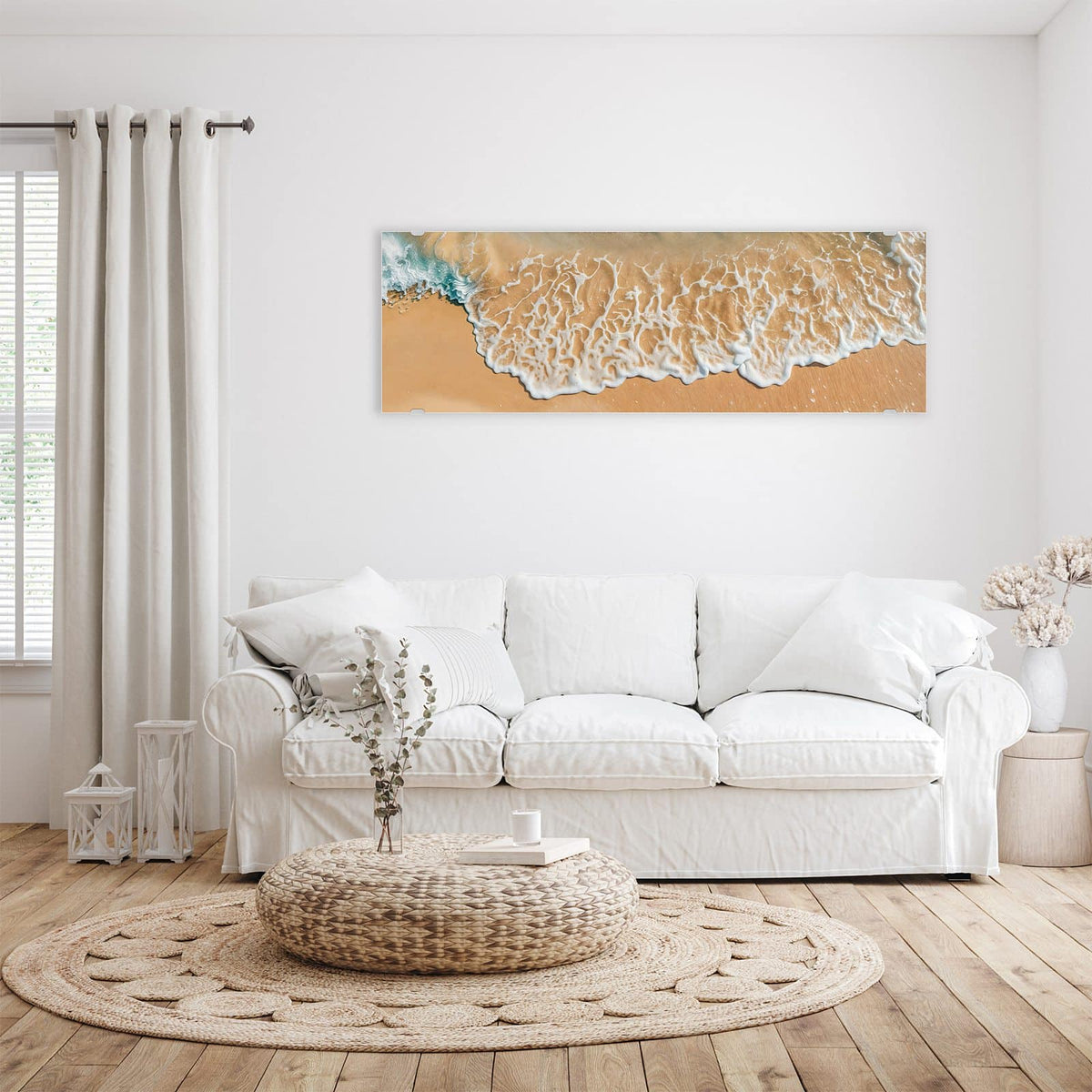 Wandbild aus Glas Meeresschaum auf Sand über einem weißen Sofa im hellen Wohnzimmer