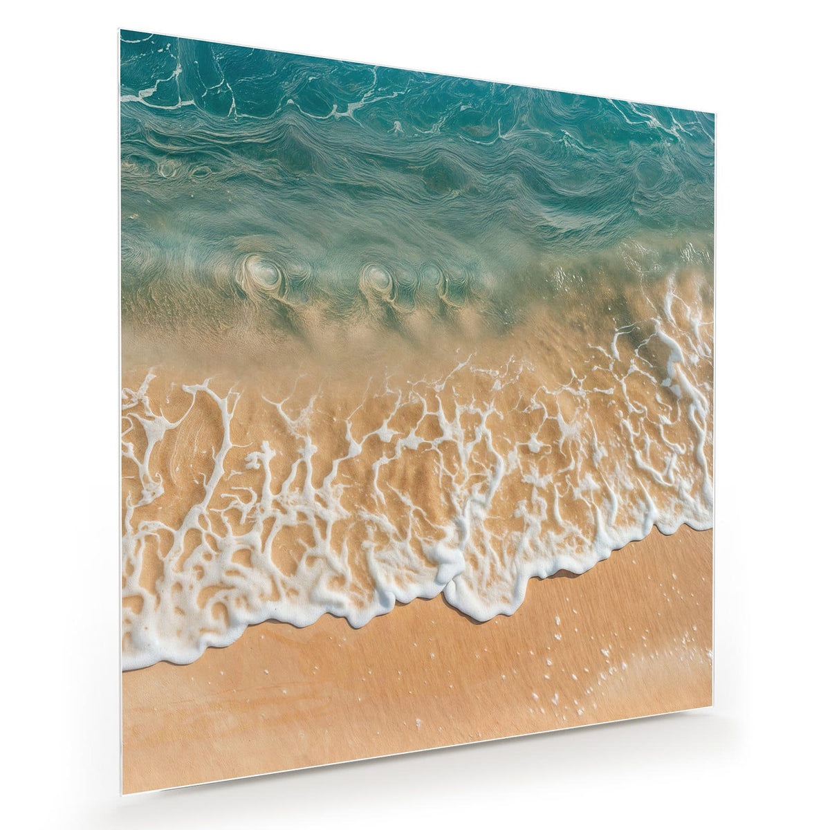 Blick von oben auf türkises Wasser, dessen weißer Schaumsaum auf hellen Sand ausläuft