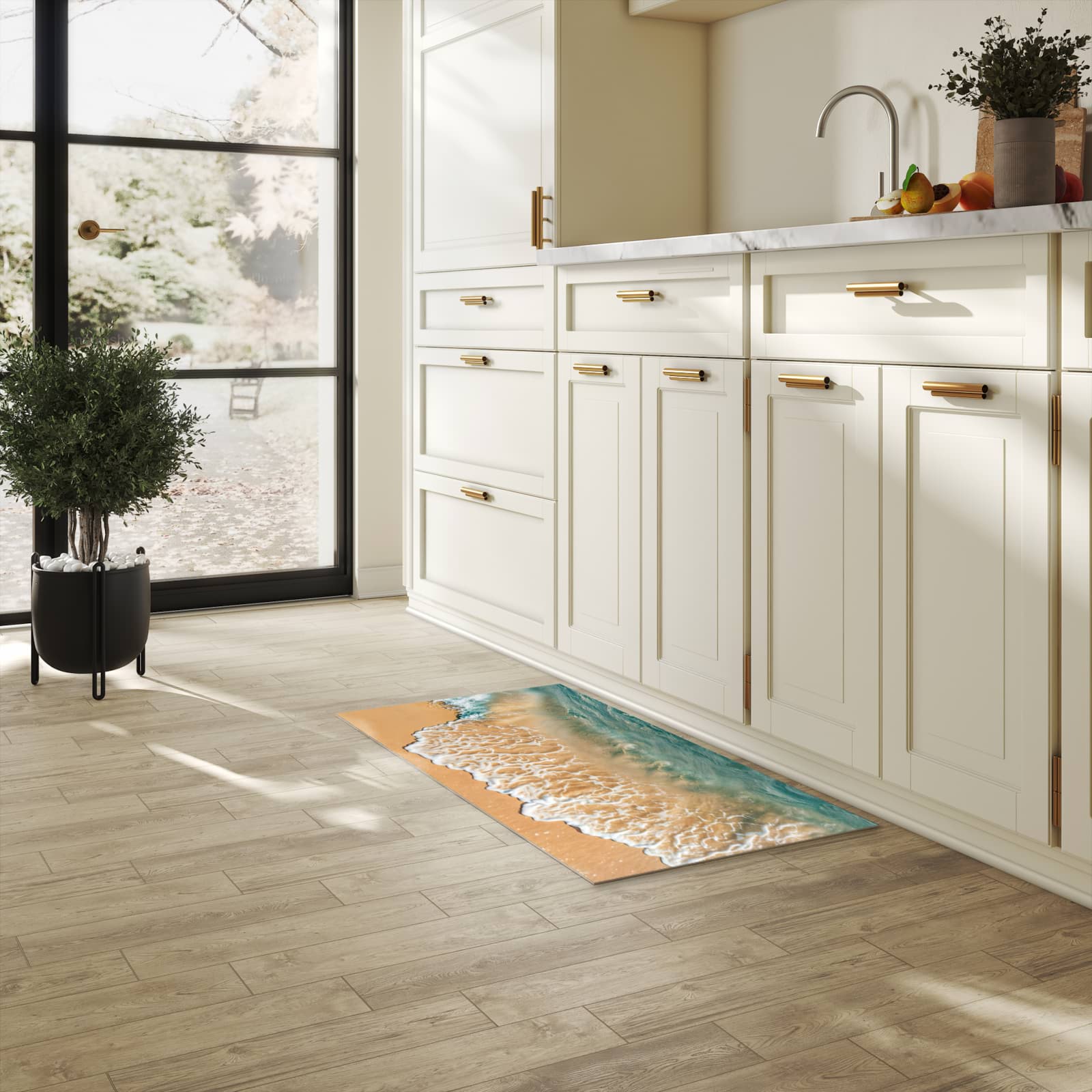 Feuchtigkeitsresistenter Küchenteppich mit Motiv Ozeanwellenstrand in heller Küche