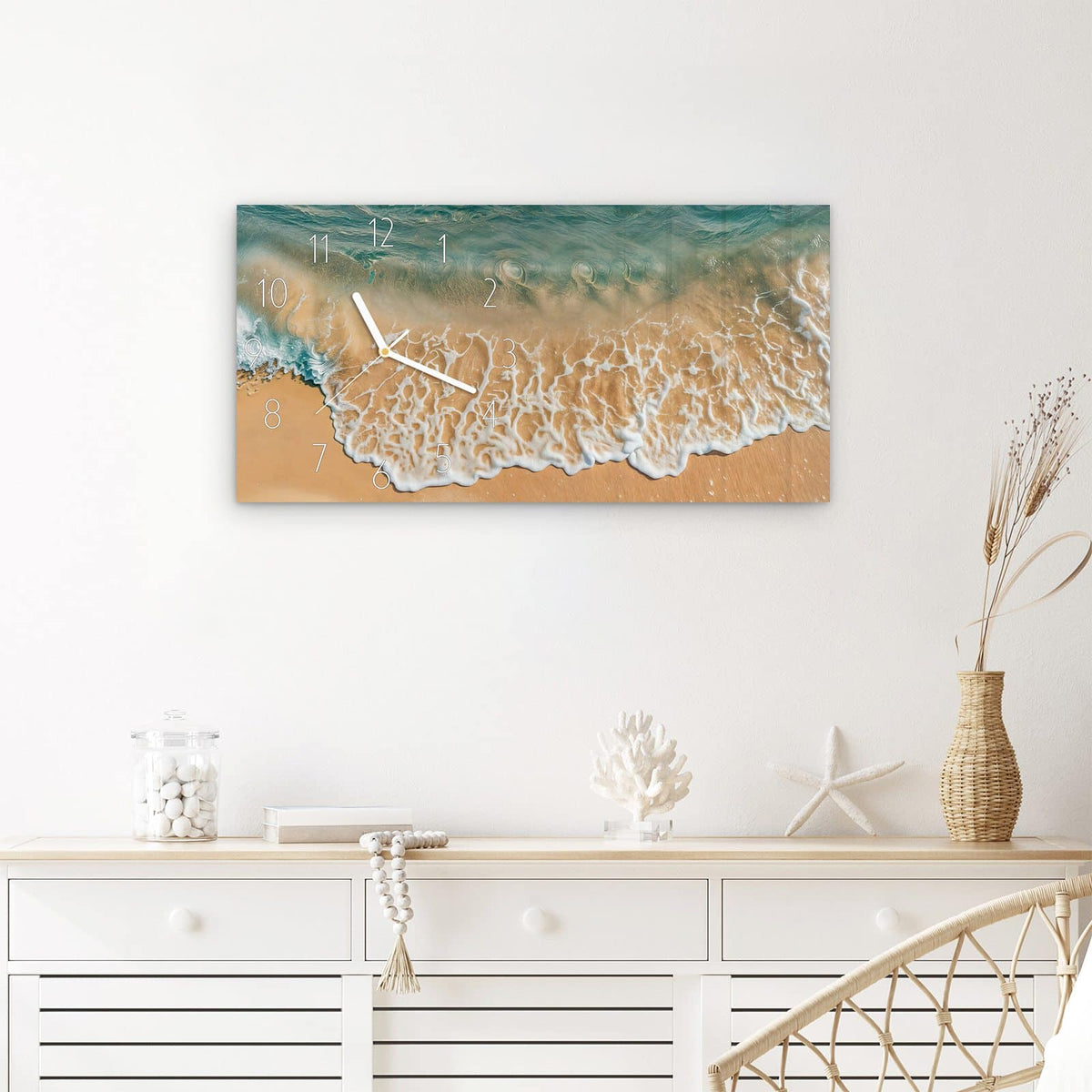 Wanduhr Ozeanwellenstrand aus Glas – Querformat 60 × 30 cm – Meeresschaum auf Sand von oben