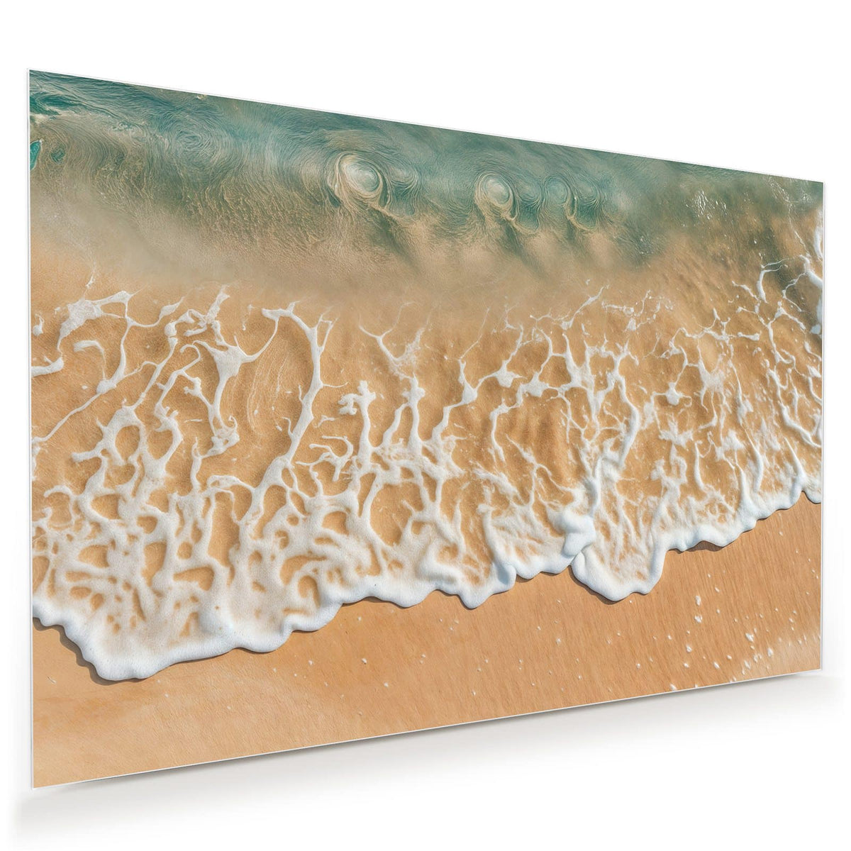 Wandbild aus Glas mit Motiv Meeresschaum auf Sand: Blick von oben auf türkises Wasser, dessen weißer Schaumsaum auf hellen Sand ausläuft