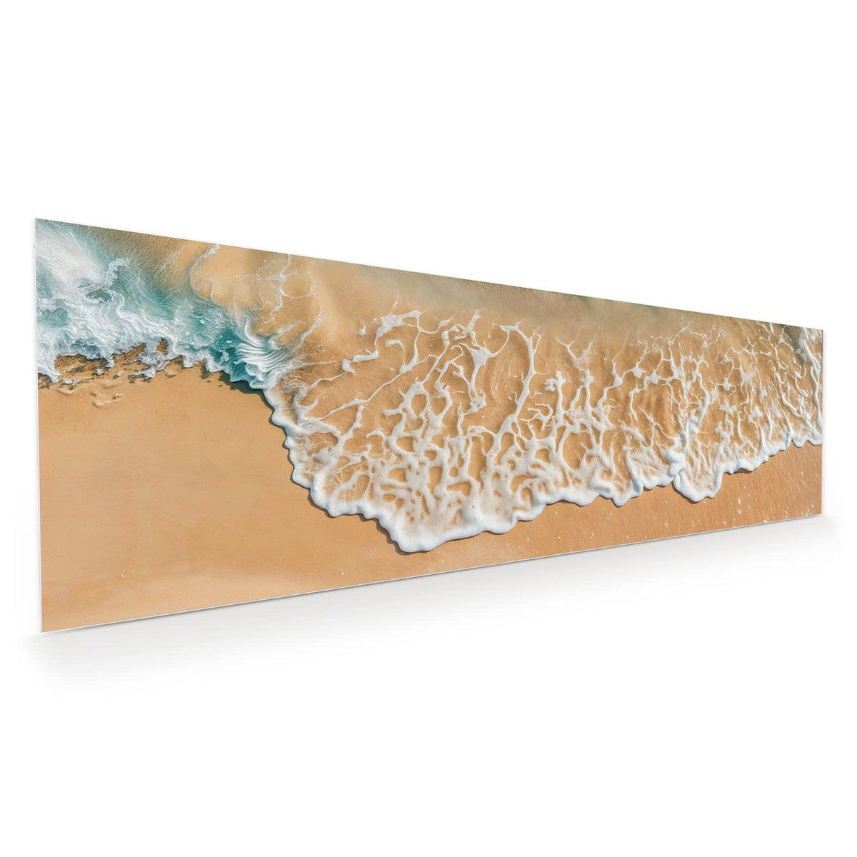 Wandbild aus Glas mit Motiv Meeresschaum auf Sand: Blick von oben auf türkises Wasser, dessen weißer Schaumsaum auf hellen Sand ausläuft