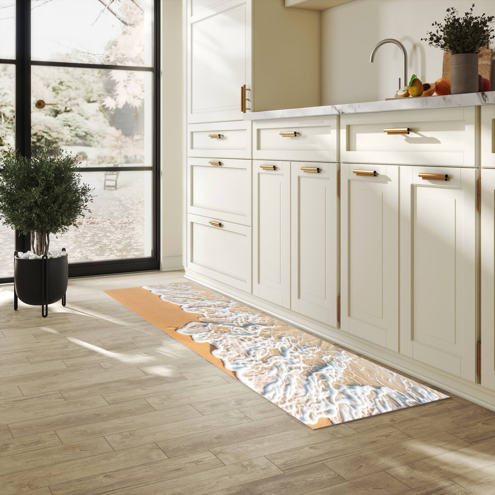 Formstabiler Küchenläufer mit Motiv Wellen am Strand in heller Küche