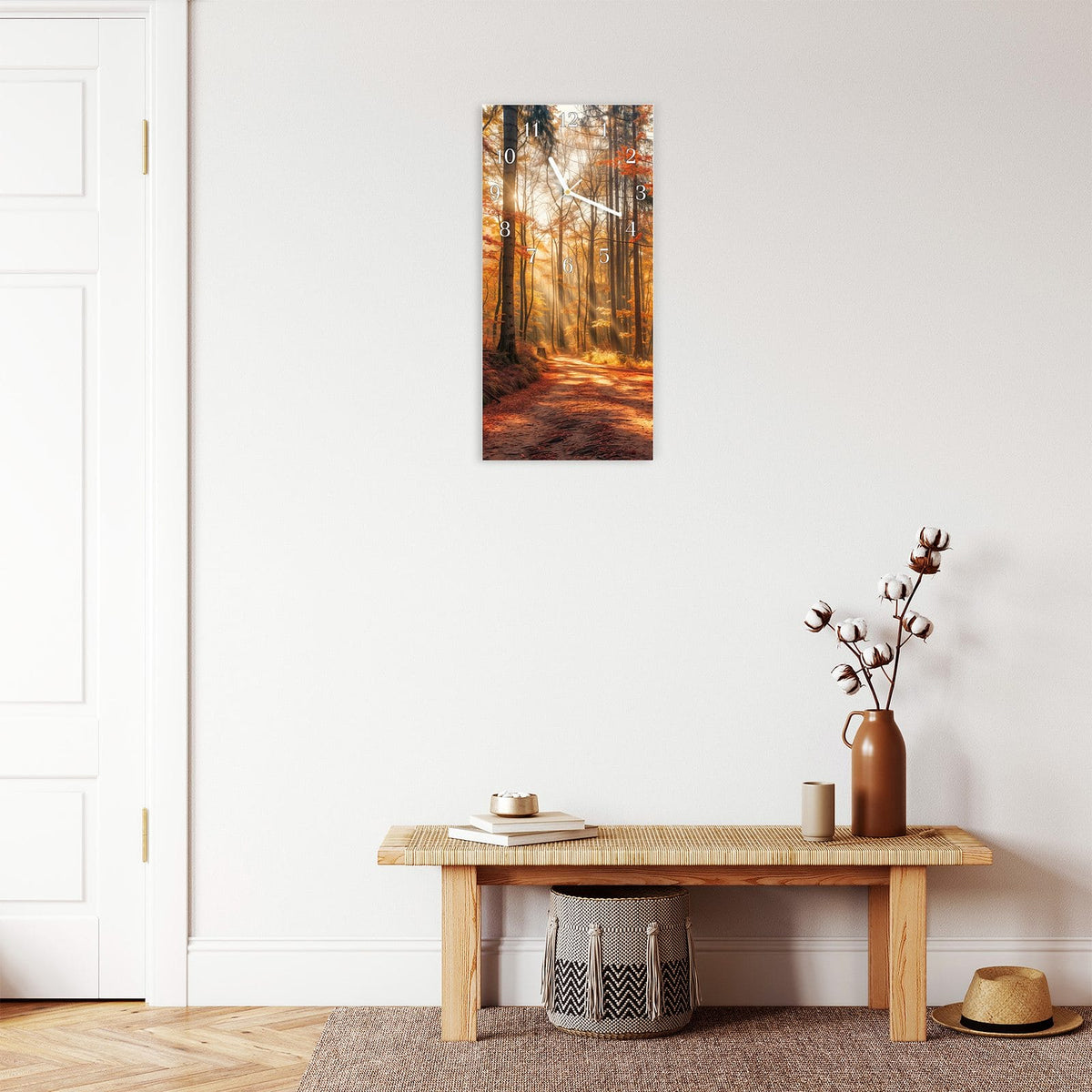 Moderne Wanduhr aus Glas mit Farbtiefe – Wanduhr Herbstlicher Waldweg aus Glas – Hochformat 30 × 60 cm