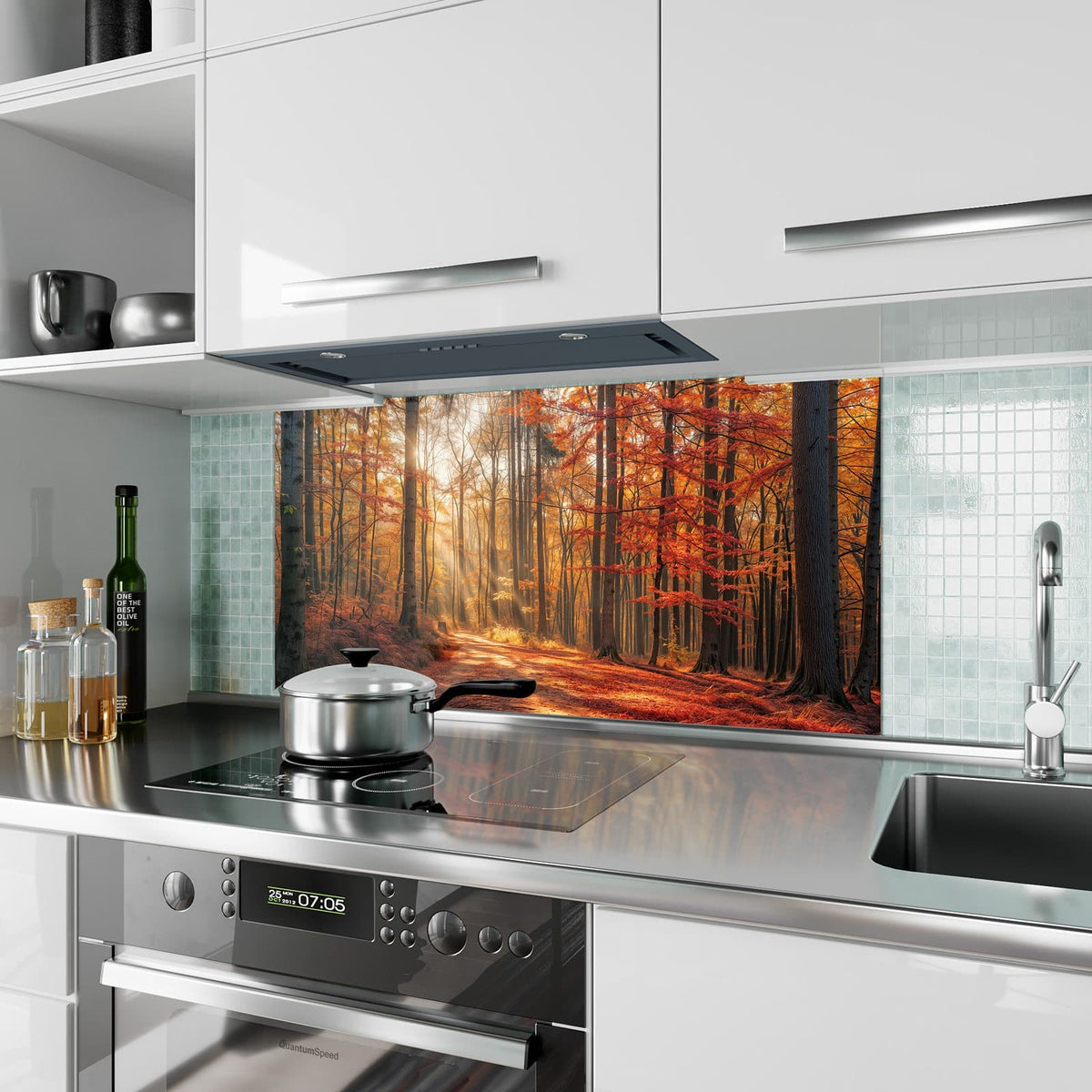 Küchenrückwand aus Glas Waldweg im Herbstlicht im Hochformat als Spritzschutz hinter dem Kochfeld, über dem Fliesenspiegel montiert
