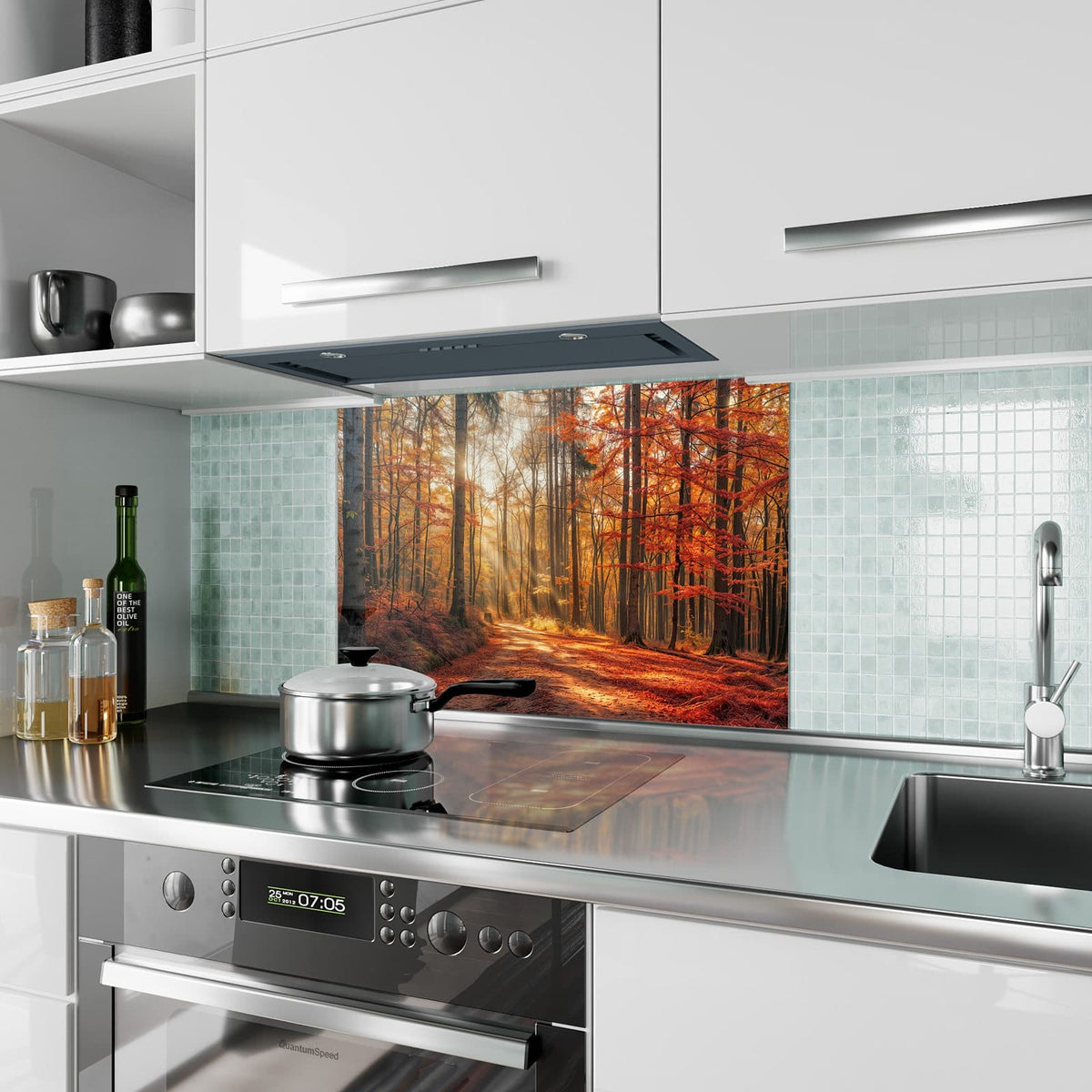 Küchenrückwand aus Glas Waldweg im Herbstlicht im Hochformat als Spritzschutz hinter dem Kochfeld, über dem Fliesenspiegel montiert