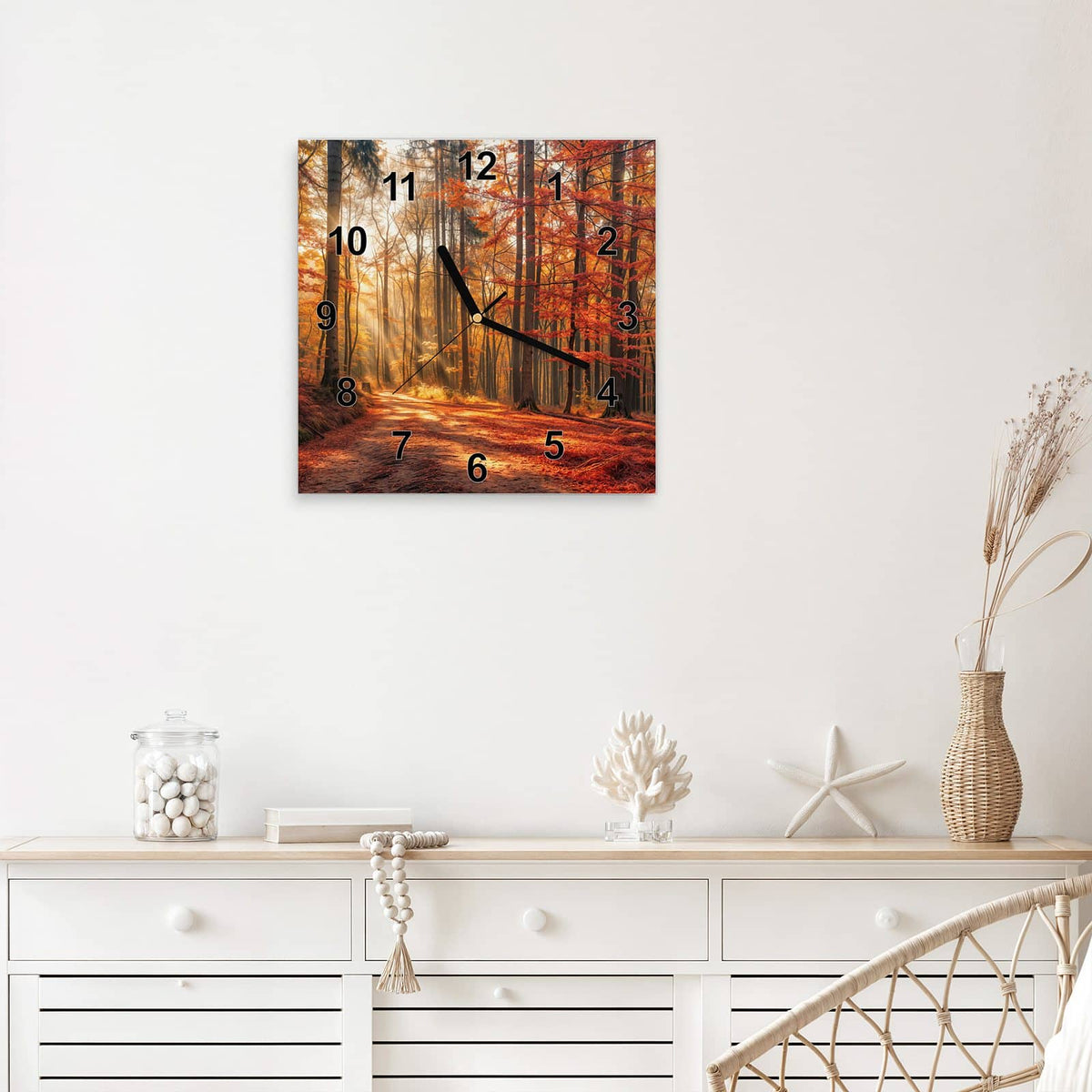 Quadratische Wanduhr aus Glas Waldweg im Herbstlicht mit Ziffernblatt Modern über einem weißen Sideboard
