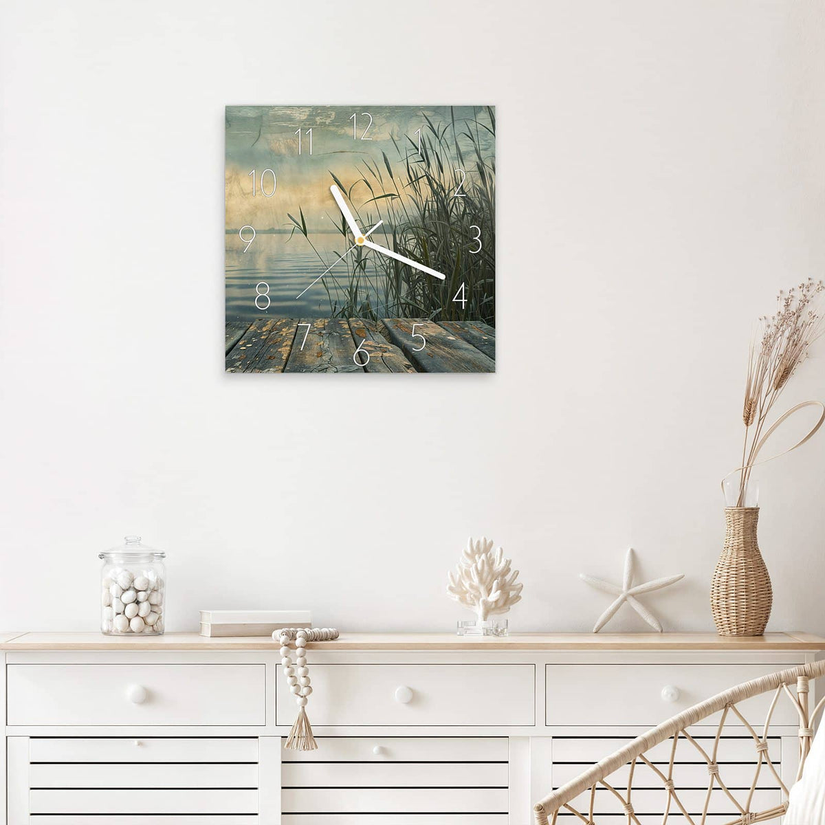 Wanduhr Steg am Schilfsee aus Glas – Quadratisch 30 × 30 cm – Holzsteg am stillen Abendsee
