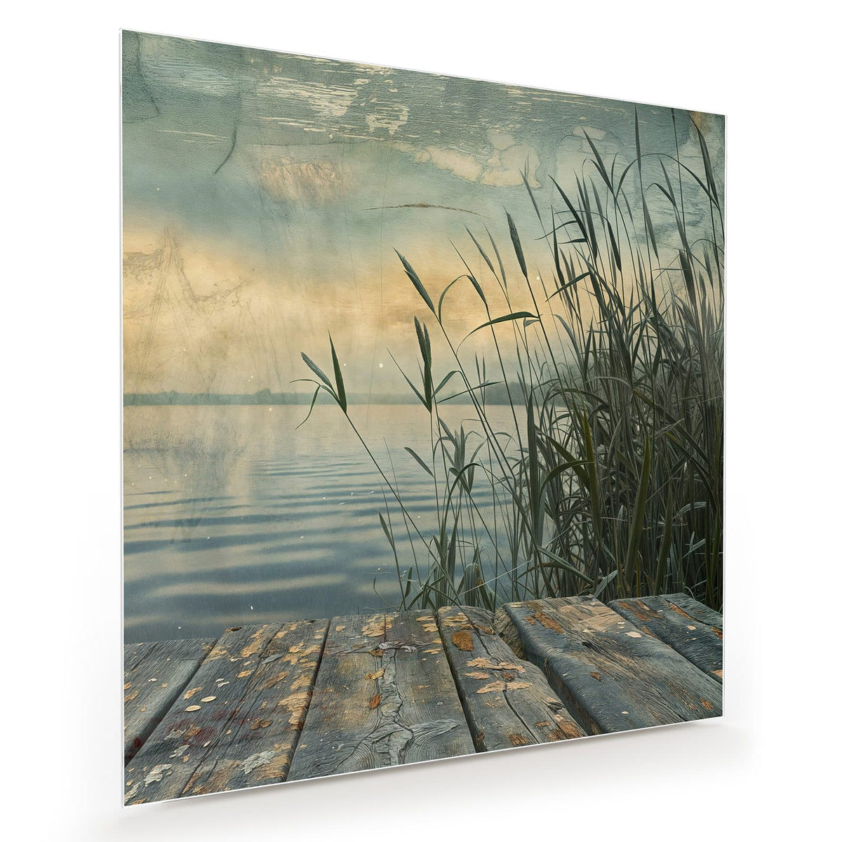 Verwitterter Holzsteg am Ufer eines stillen Sees, hohes Schilf rechts, warmes Abendlicht auf dem Wasser