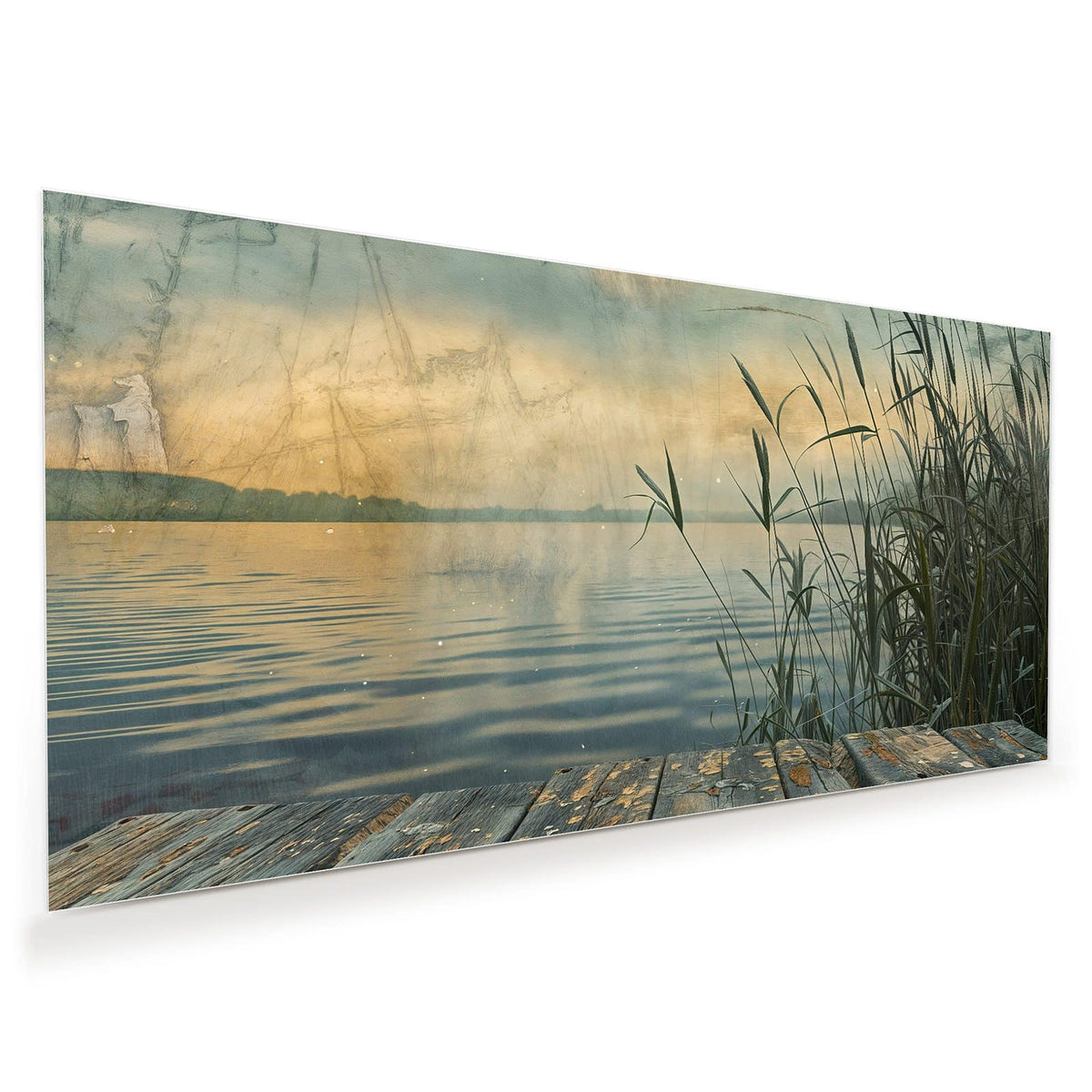 Verwitterter Holzsteg am Ufer eines stillen Sees, hohes Schilf rechts, warmes Abendlicht auf dem Wasser