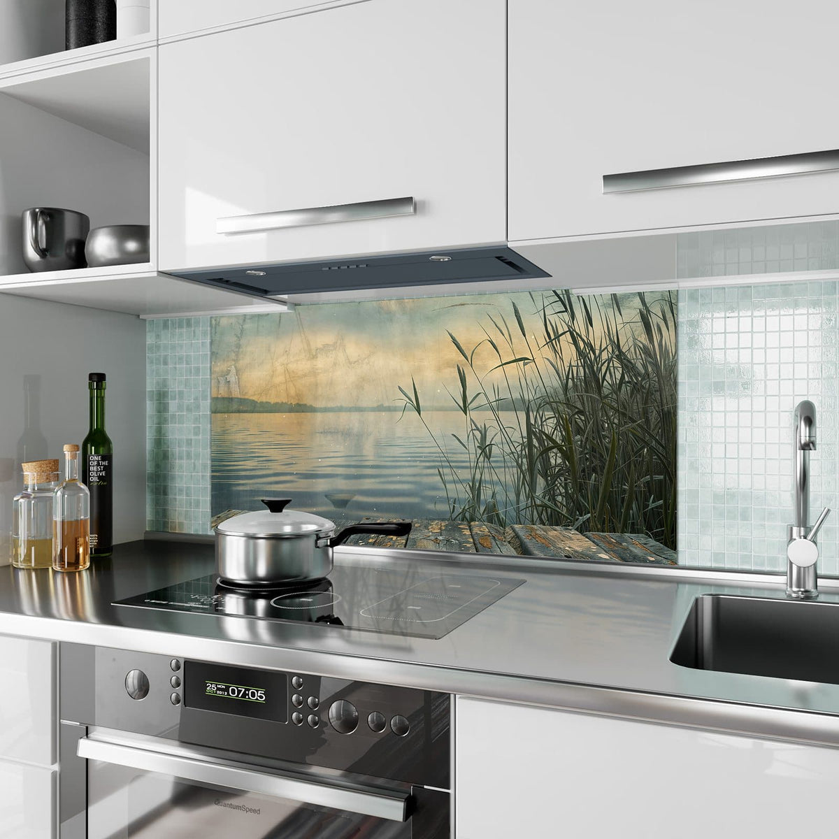 Küchenrückwand aus Glas Steg am Schilfsee im Hochformat als Spritzschutz hinter dem Kochfeld, über dem Fliesenspiegel montiert