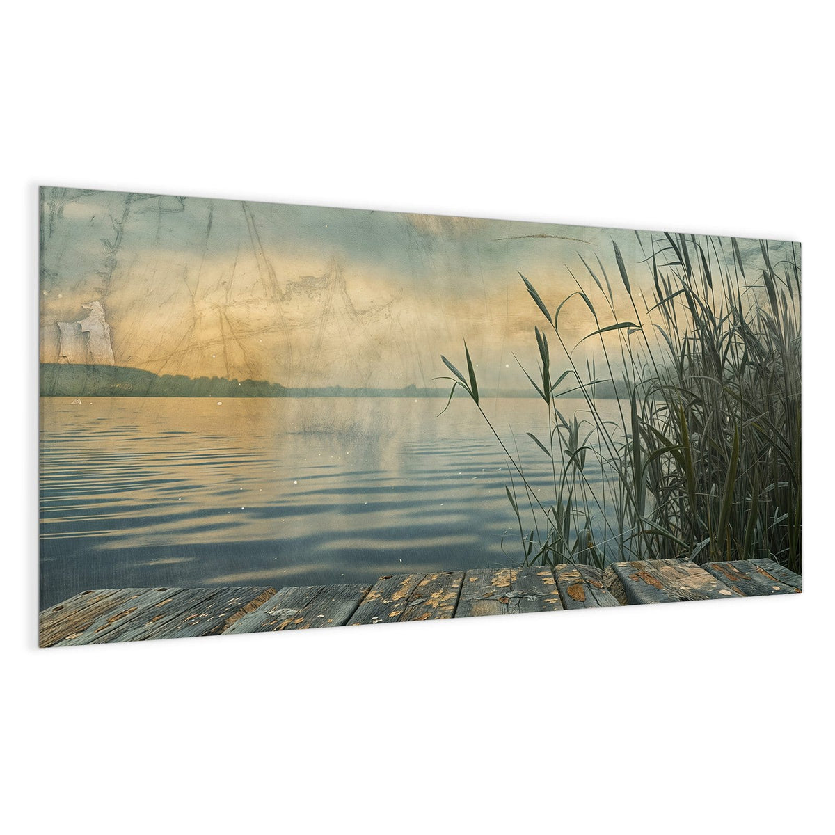 Verwitterter Holzsteg am Ufer eines stillen Sees, hohes Schilf rechts, warmes Abendlicht auf dem Wasser