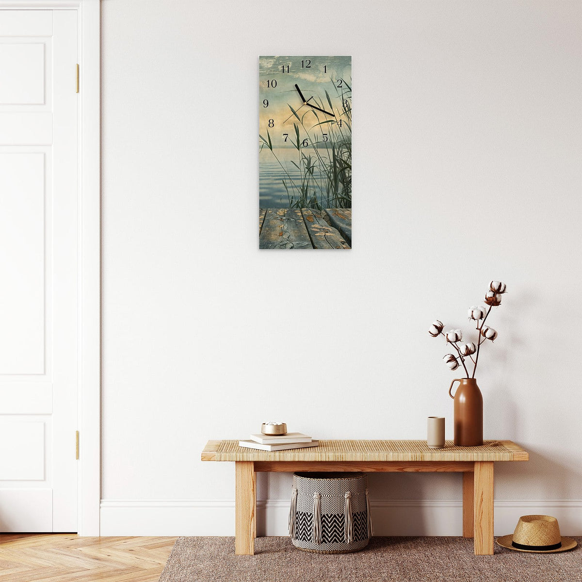 Moderne Wanduhr aus Glas mit Farbtiefe – Wanduhr Seeufer Abendstimmung aus Glas – Hochformat 30 × 60 cm