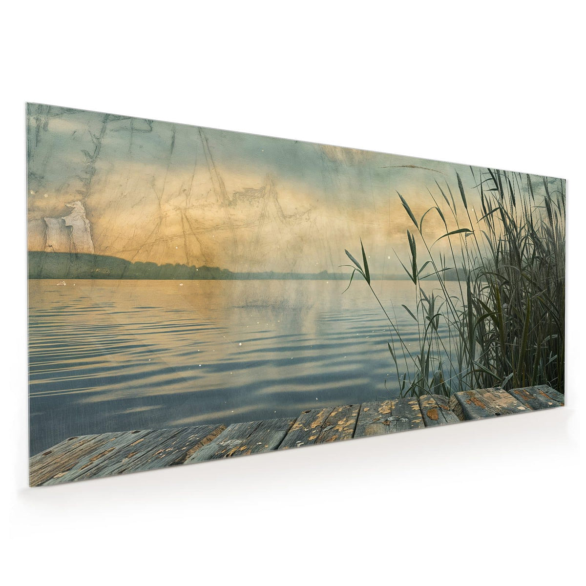 Küchenrückwand aus Glas im Hochformat mit Motiv Steg am Schilfsee: Verwitterter Holzsteg am Ufer eines stillen Sees, hohes Schilf rechts