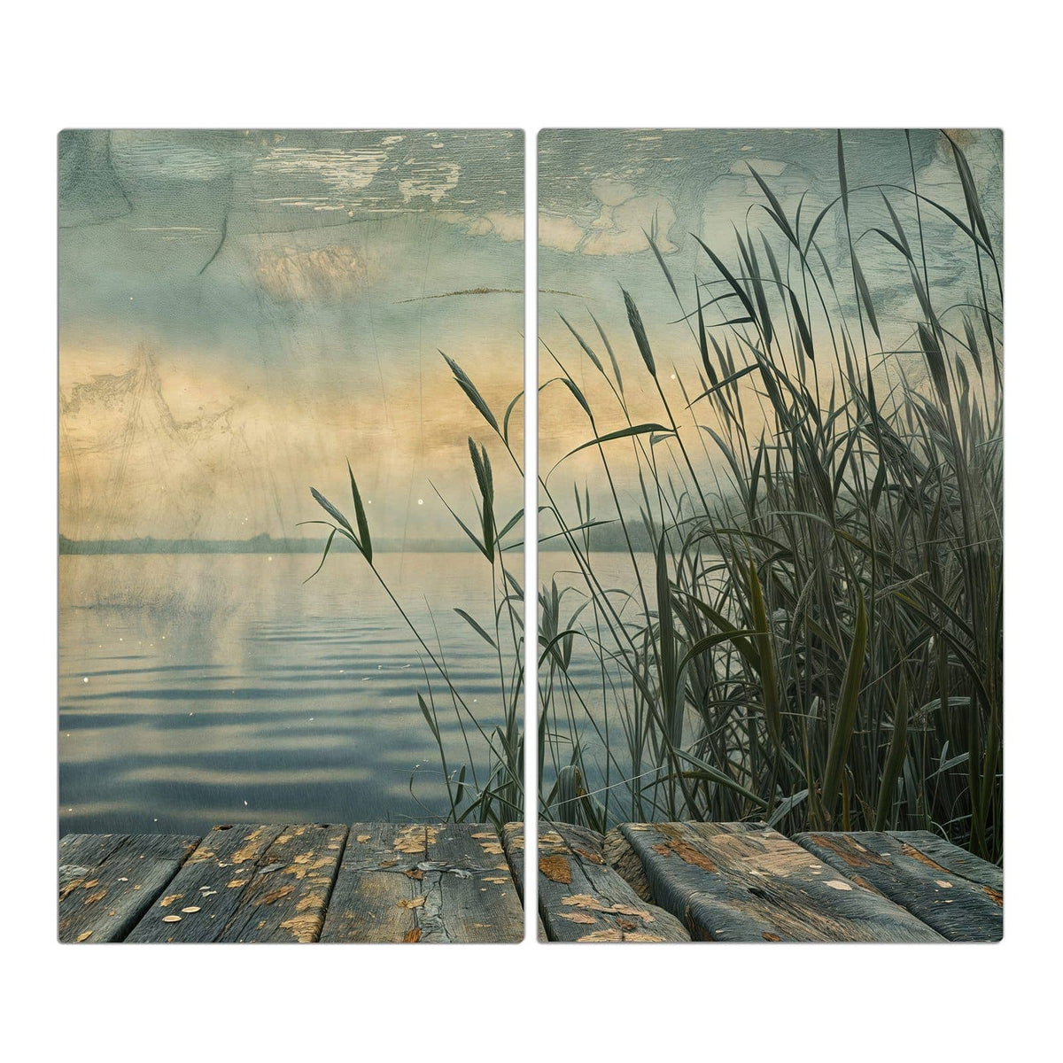 Verwitterter Holzsteg am Ufer eines stillen Sees, hohes Schilf rechts, warmes Abendlicht auf dem Wasser
