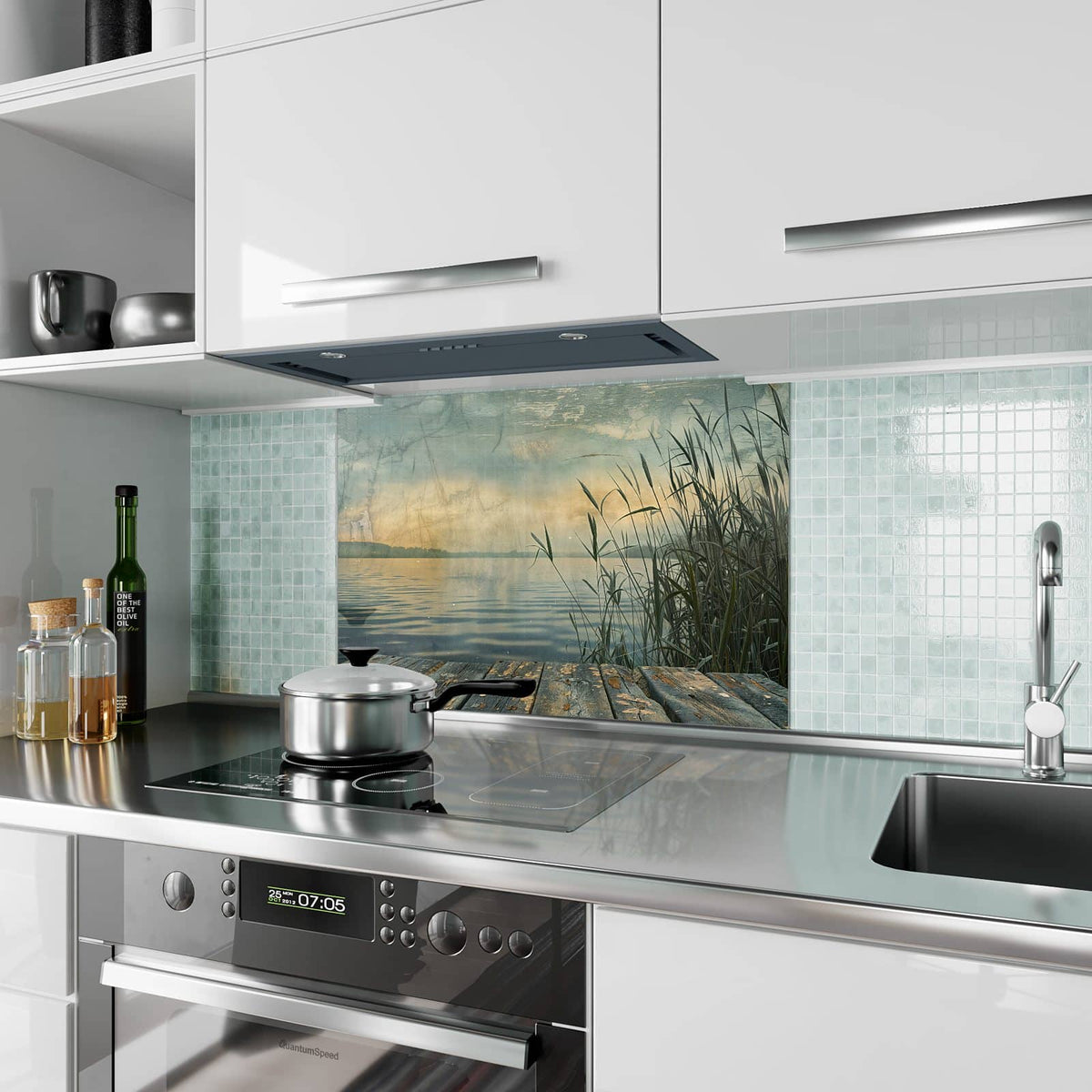 Küchenrückwand aus Glas Steg am Schilfsee im Hochformat als Spritzschutz hinter dem Kochfeld, über dem Fliesenspiegel montiert