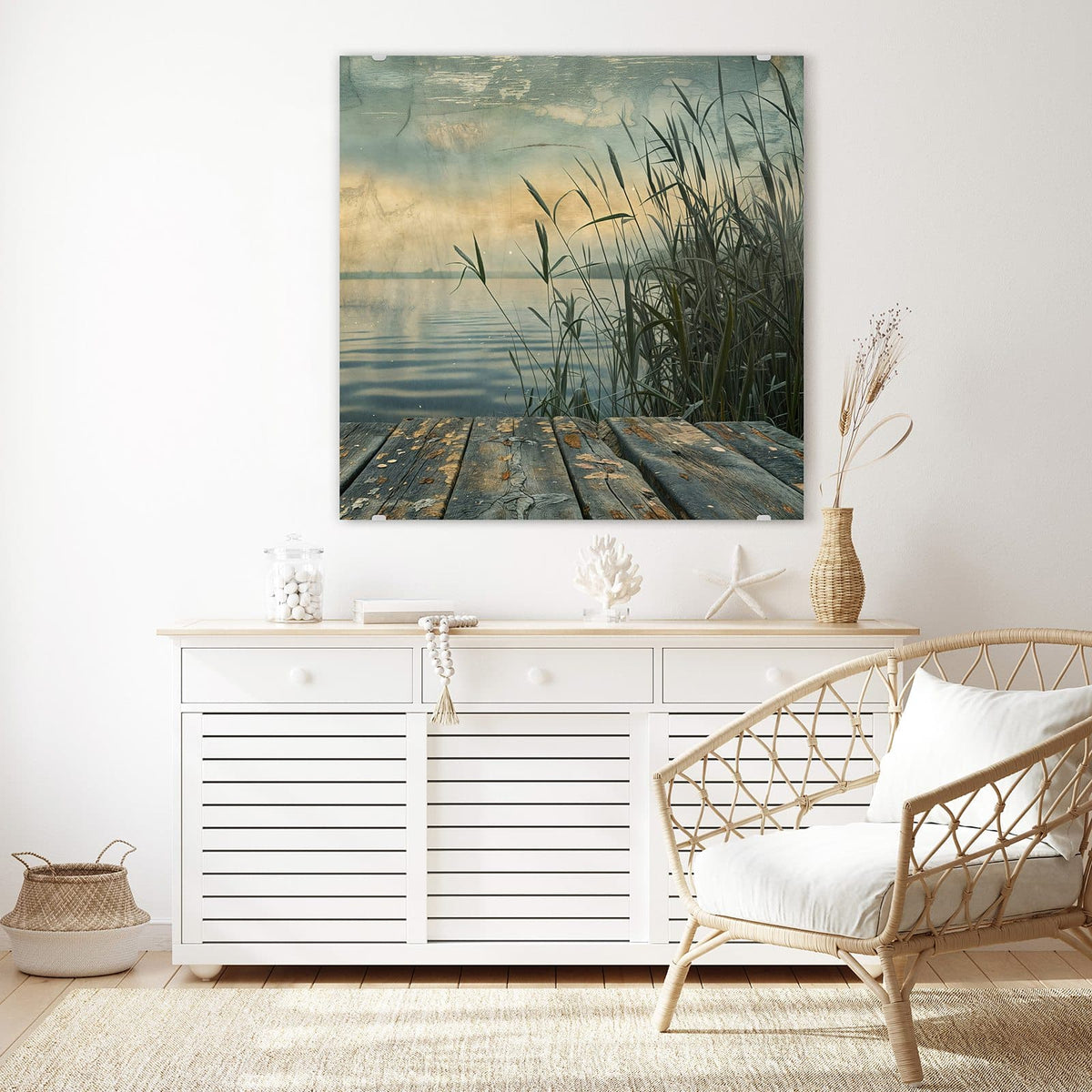 Glasbild Steg am Schilfsee an der Wand – Verwitterter Holzsteg am Ufer eines stillen Sees, hohes Schilf rechts, warmes Abendlicht auf dem Wasser