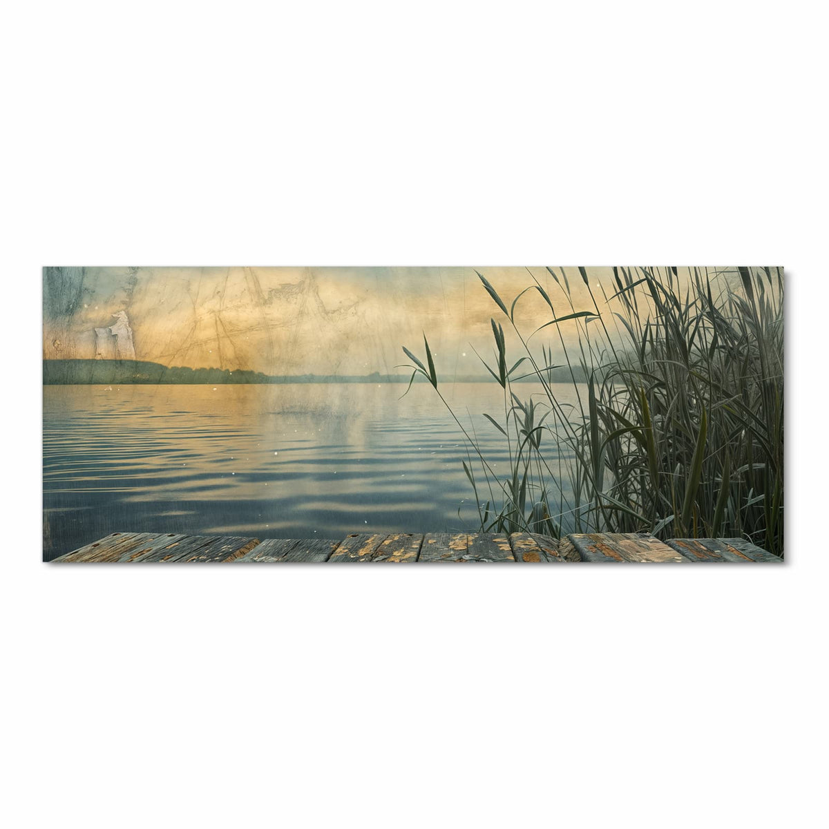 Verwitterter Holzsteg am Ufer eines stillen Sees, hohes Schilf rechts, warmes Abendlicht auf dem Wasser