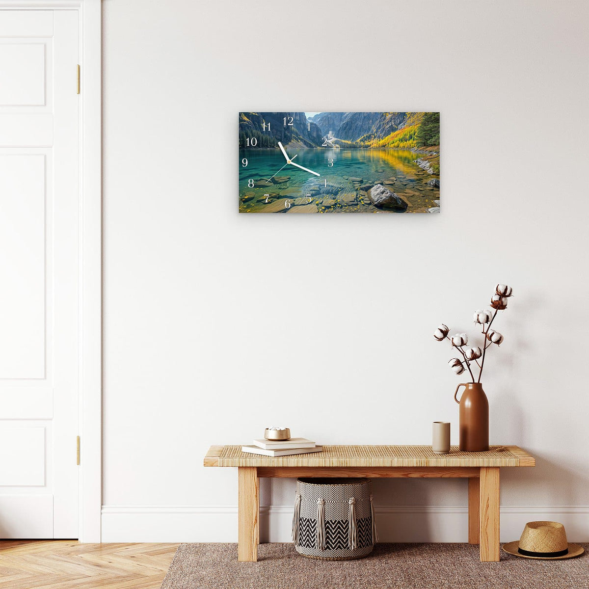 Moderne Wanduhr aus Glas mit Farbtiefe – Wanduhr Bergsee im Herbst aus Glas – Querformat 60 × 30 cm