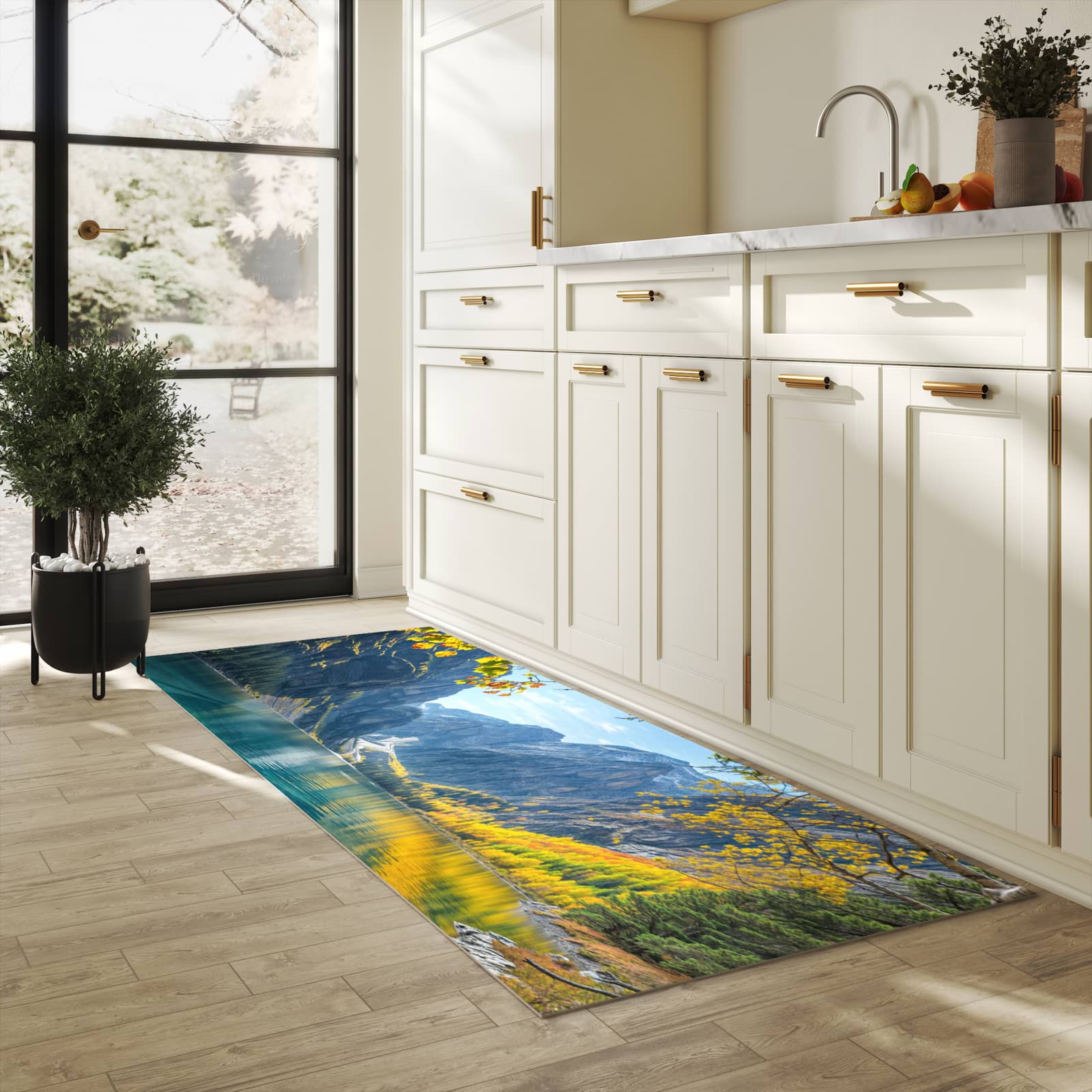 Waschbarer Küchenteppich mit Motiv Bergsee im Herbst in heller Küche