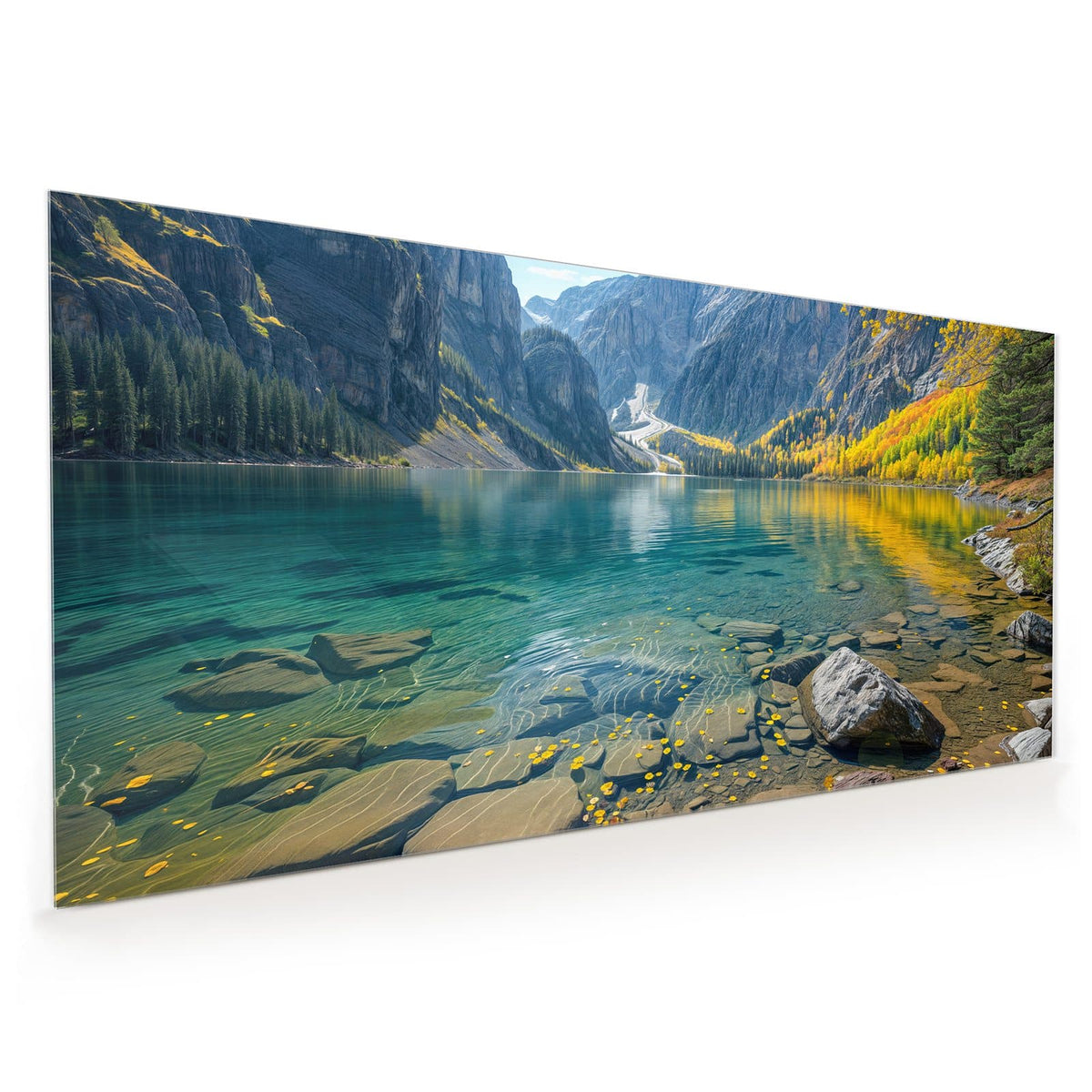 Küchenrückwand aus Glas im Hochformat: Klarer türkiser Bergsee mit Steinen im Flachwasser, Felswand und gelbes Herbstlaub