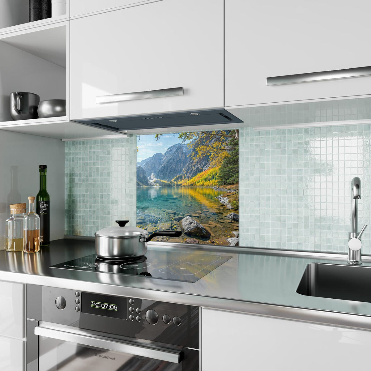 Küchenrückwand aus Glas Bergsee im Herbst im quadratischen Format als Spritzschutz hinter dem Kochfeld, über dem Fliesenspiegel montiert